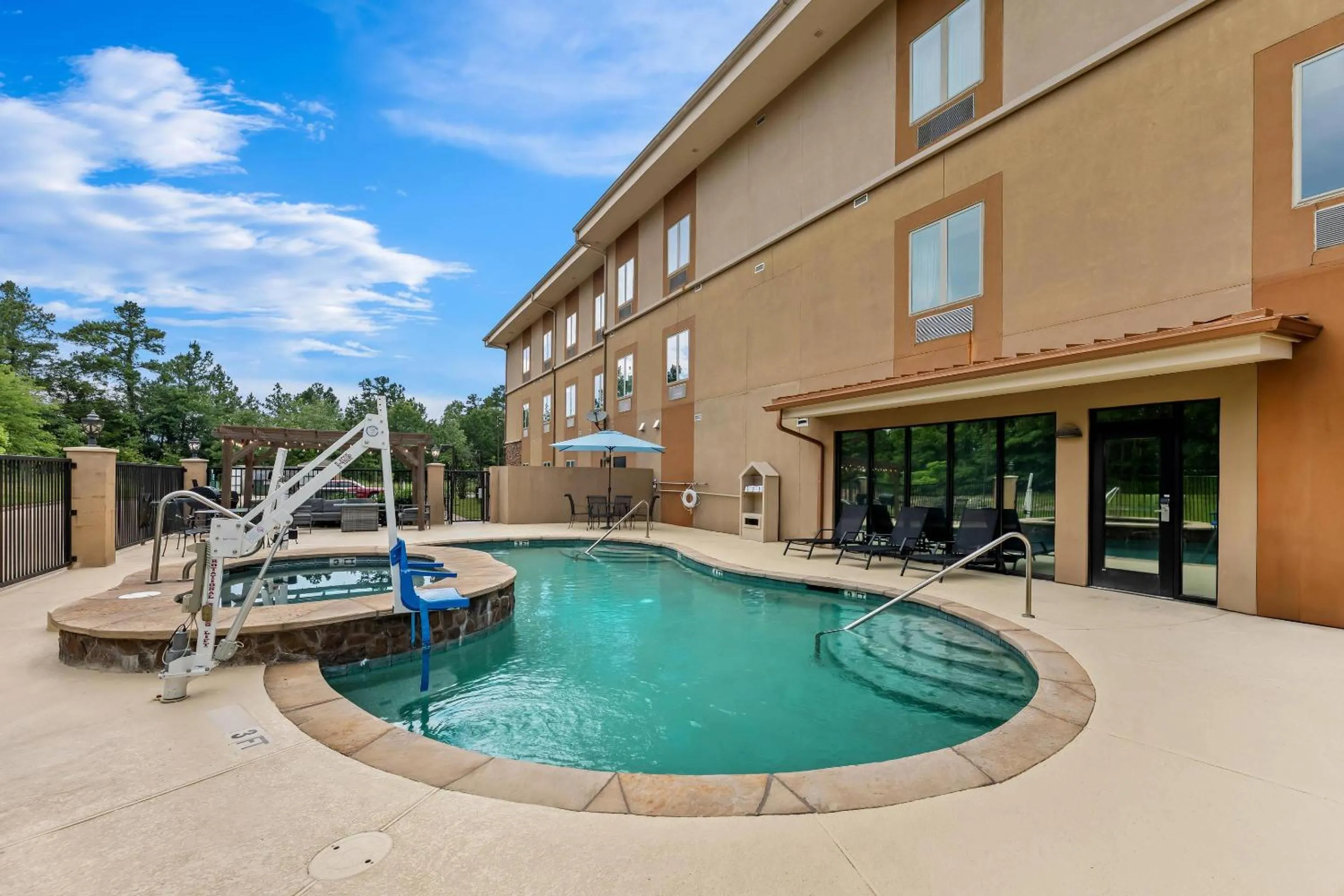 Swimming pool in MainStay Suites Lufkin