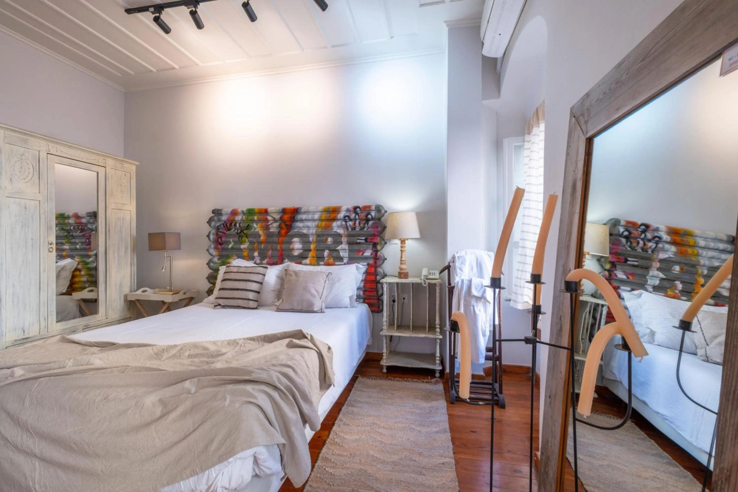 Bed in Amymone and Adiandi