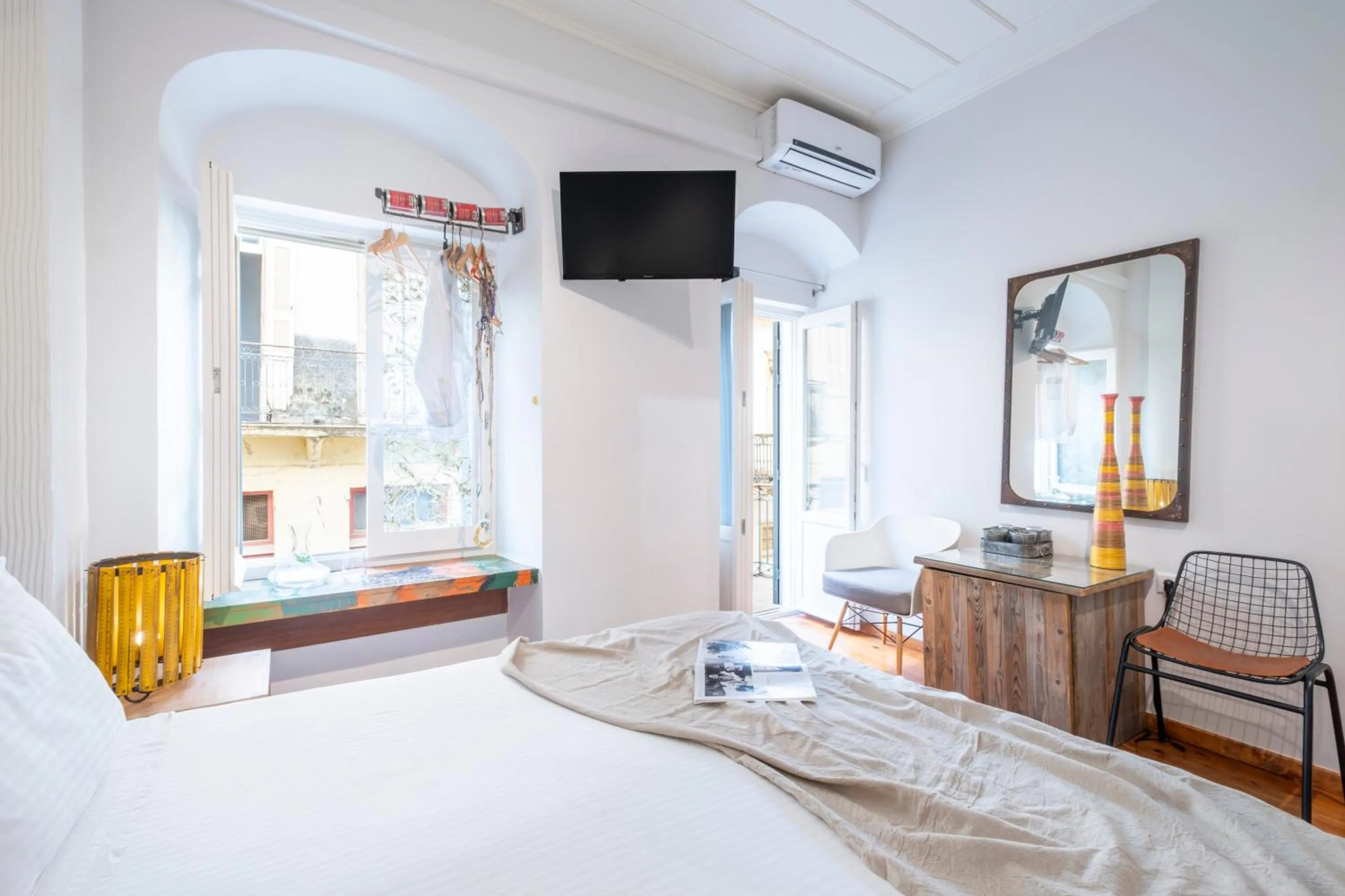 Bed in Amymone and Adiandi