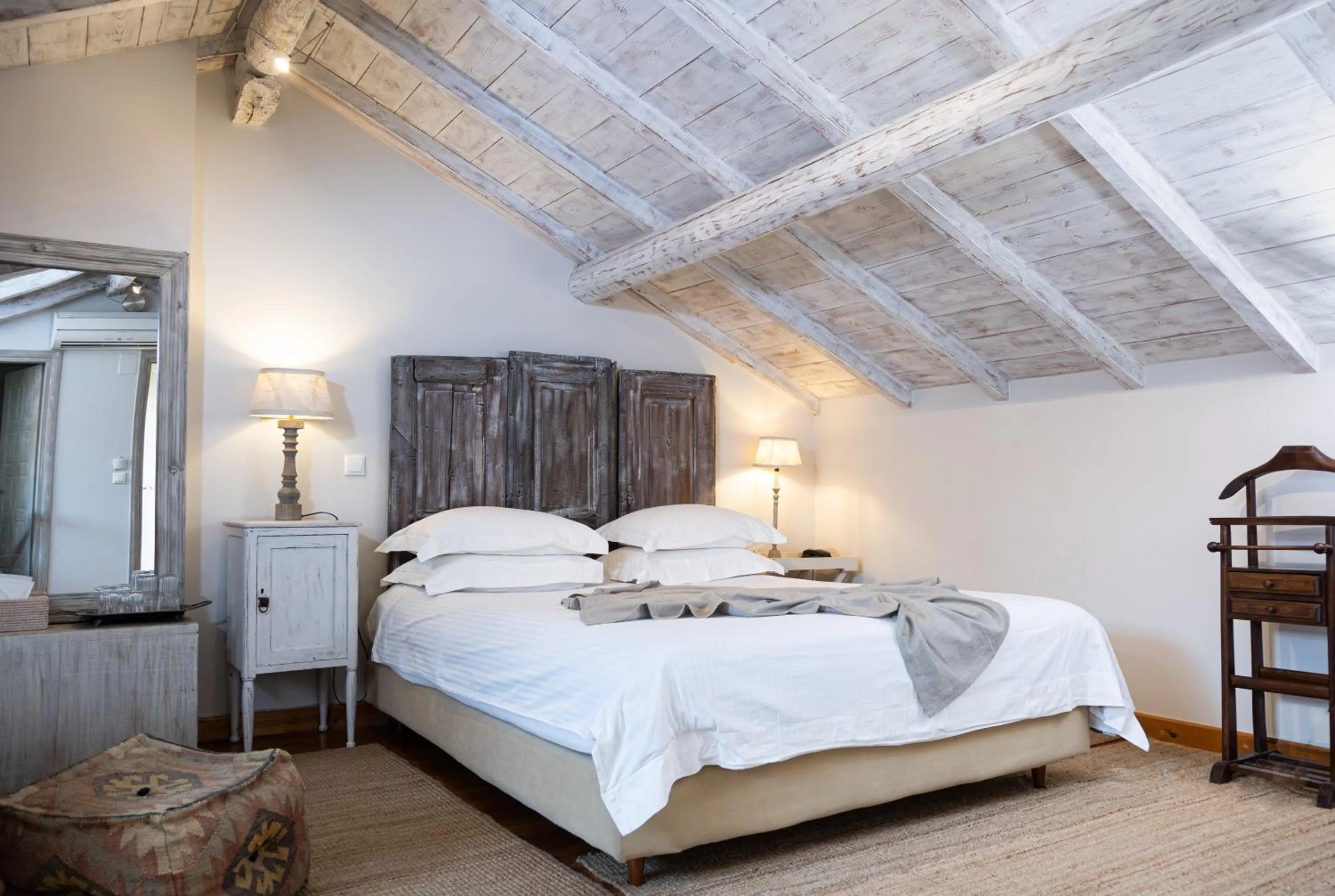 Bed in Amymone and Adiandi