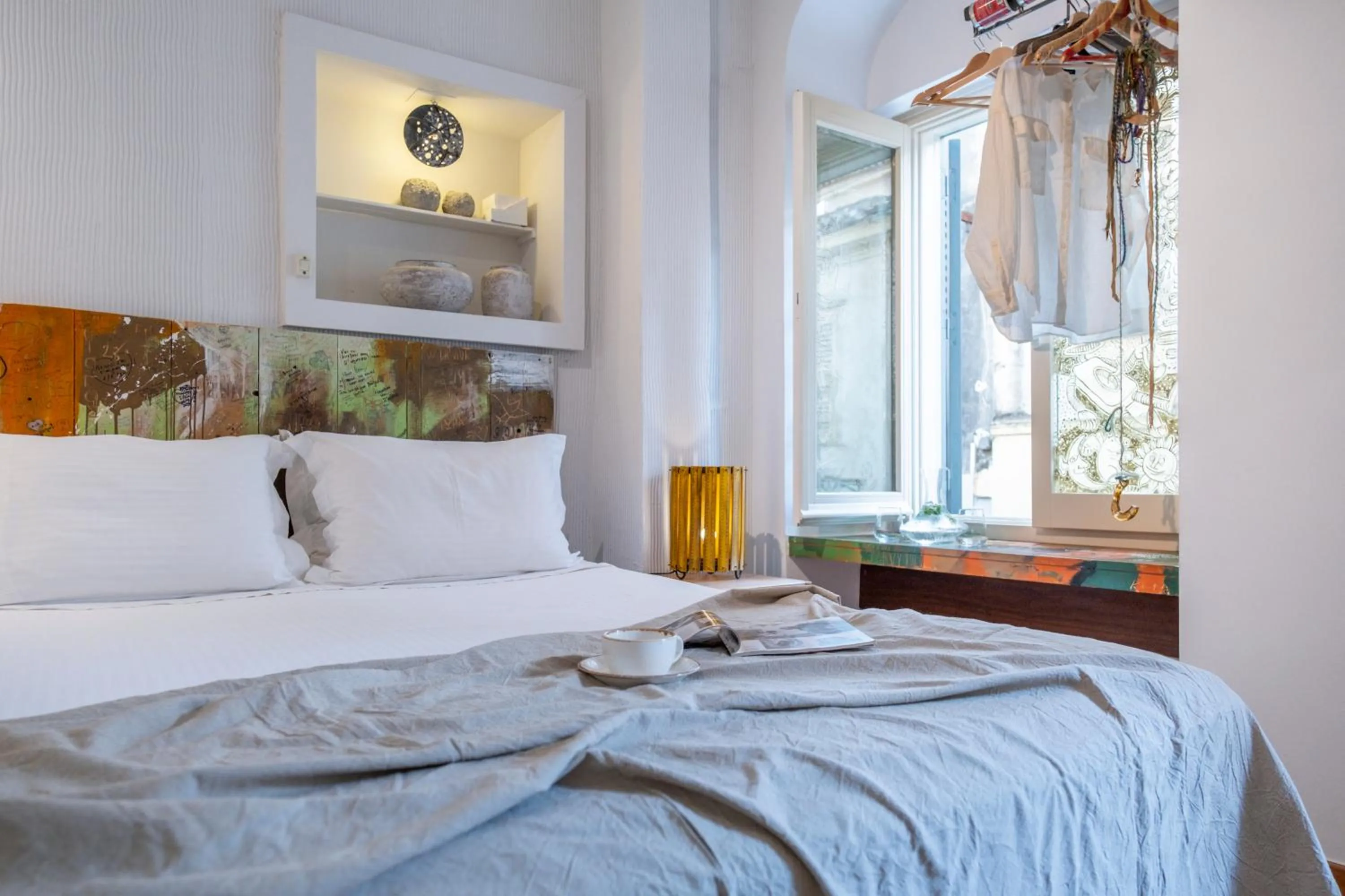 Bed in Amymone and Adiandi