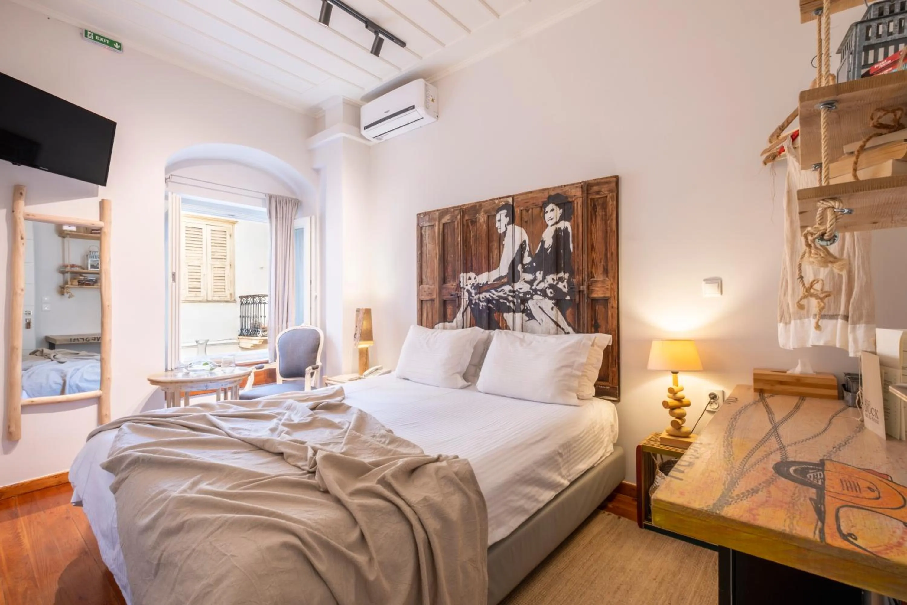 Bed in Amymone and Adiandi