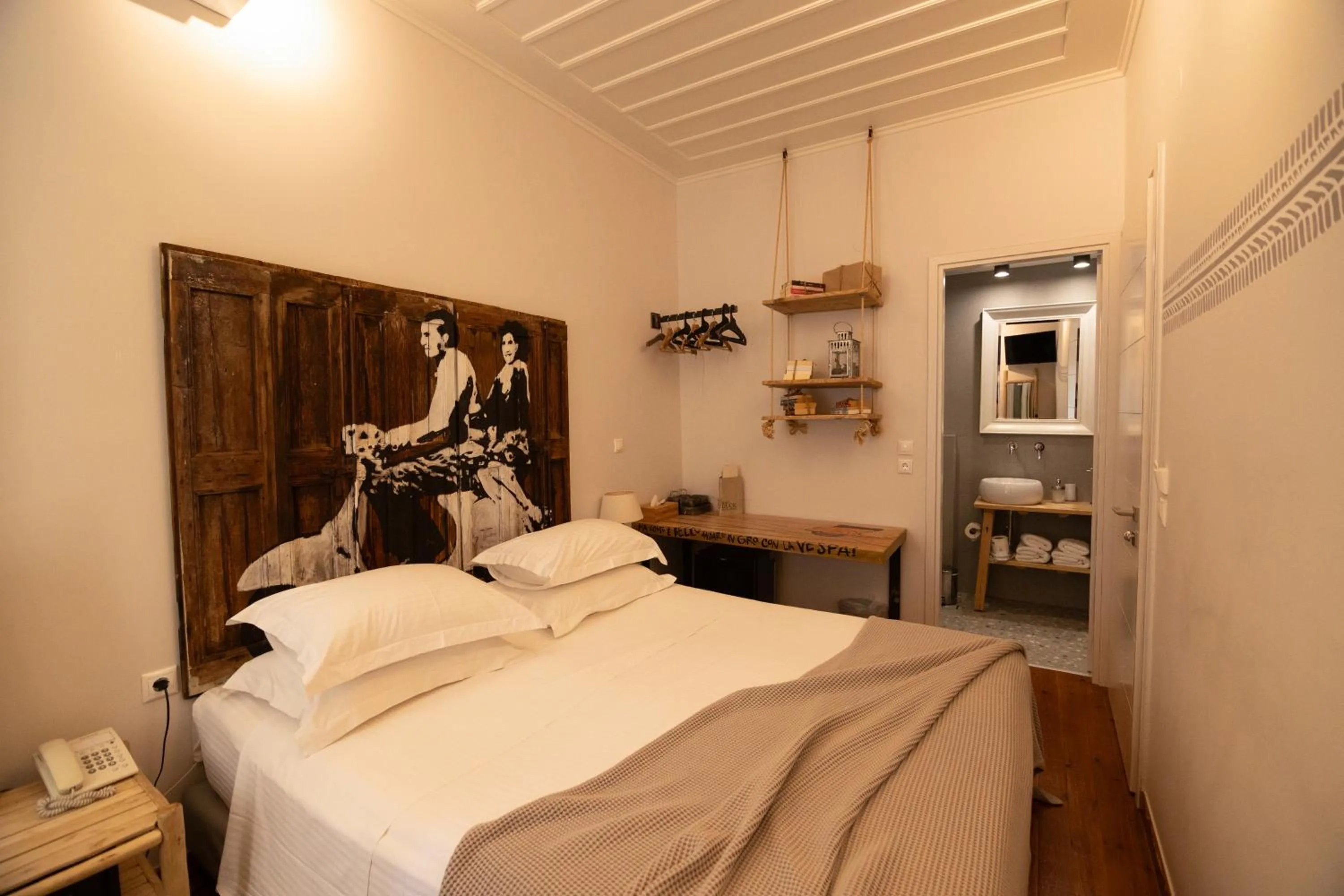 Bed in Amymone and Adiandi