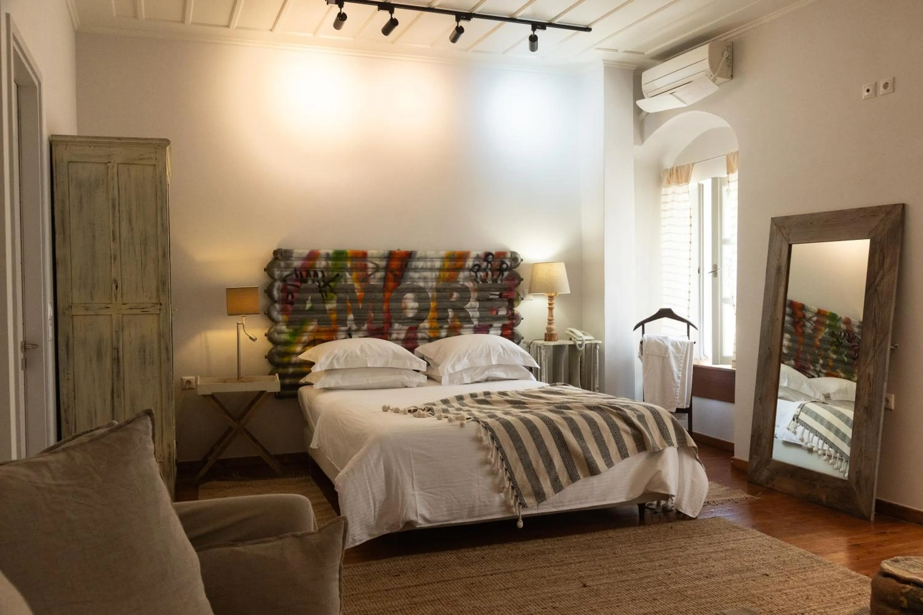 Bed in Amymone and Adiandi