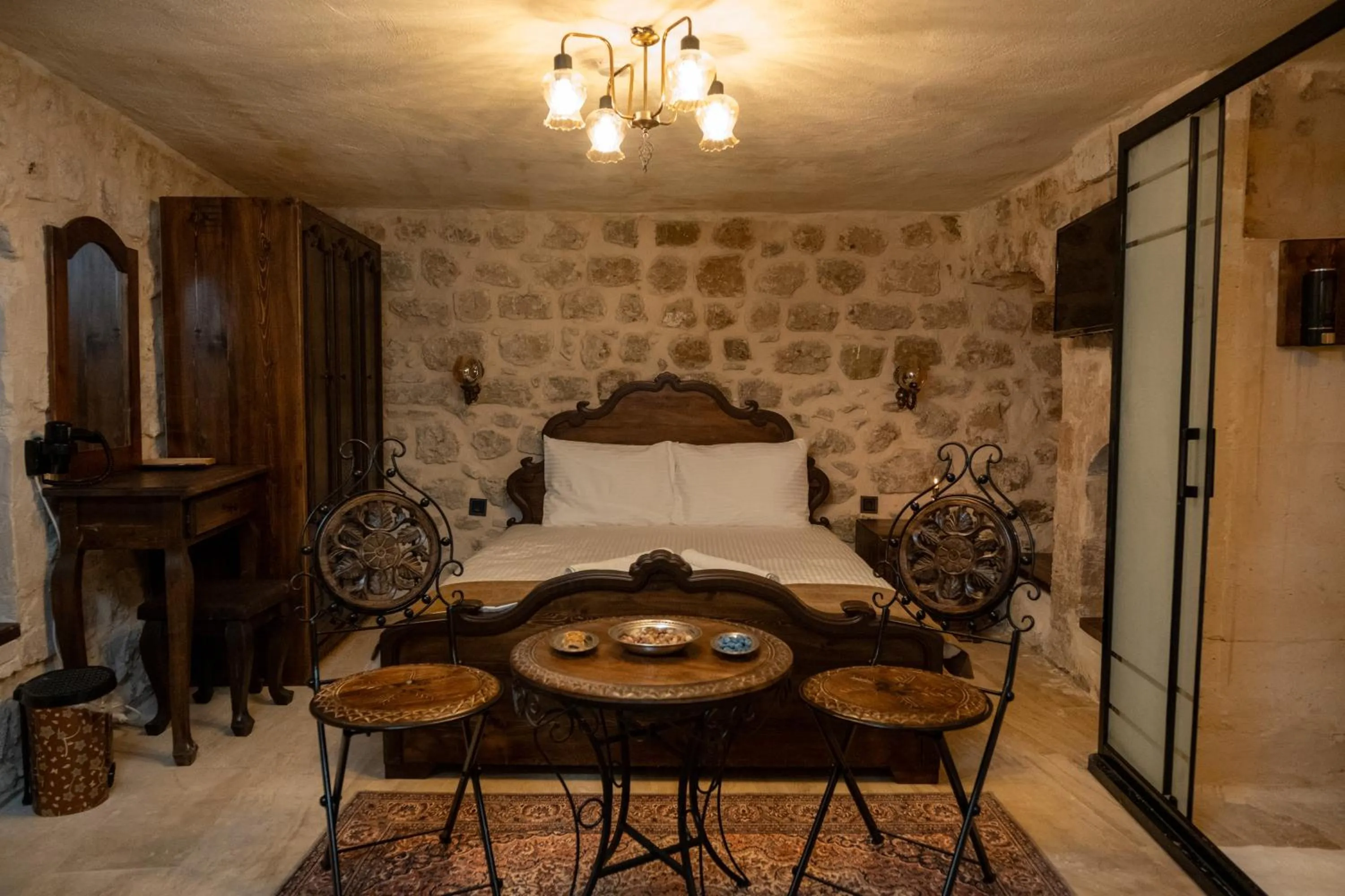 Photo of the whole room, Bed in Marinut Konağı