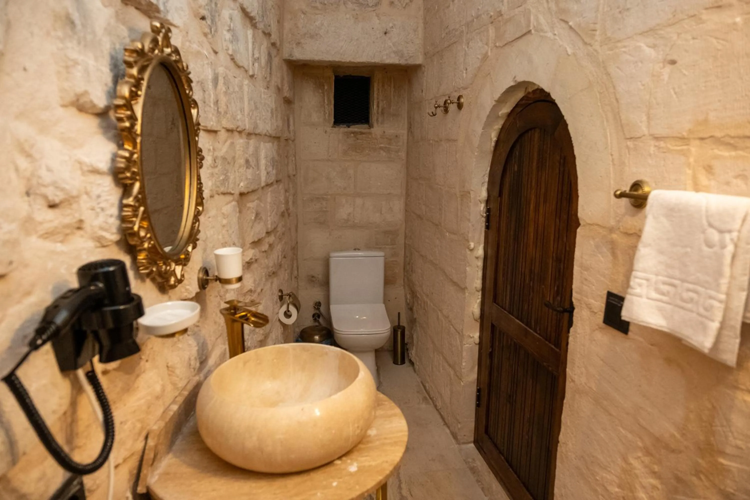 Toilet in Marinut Konağı