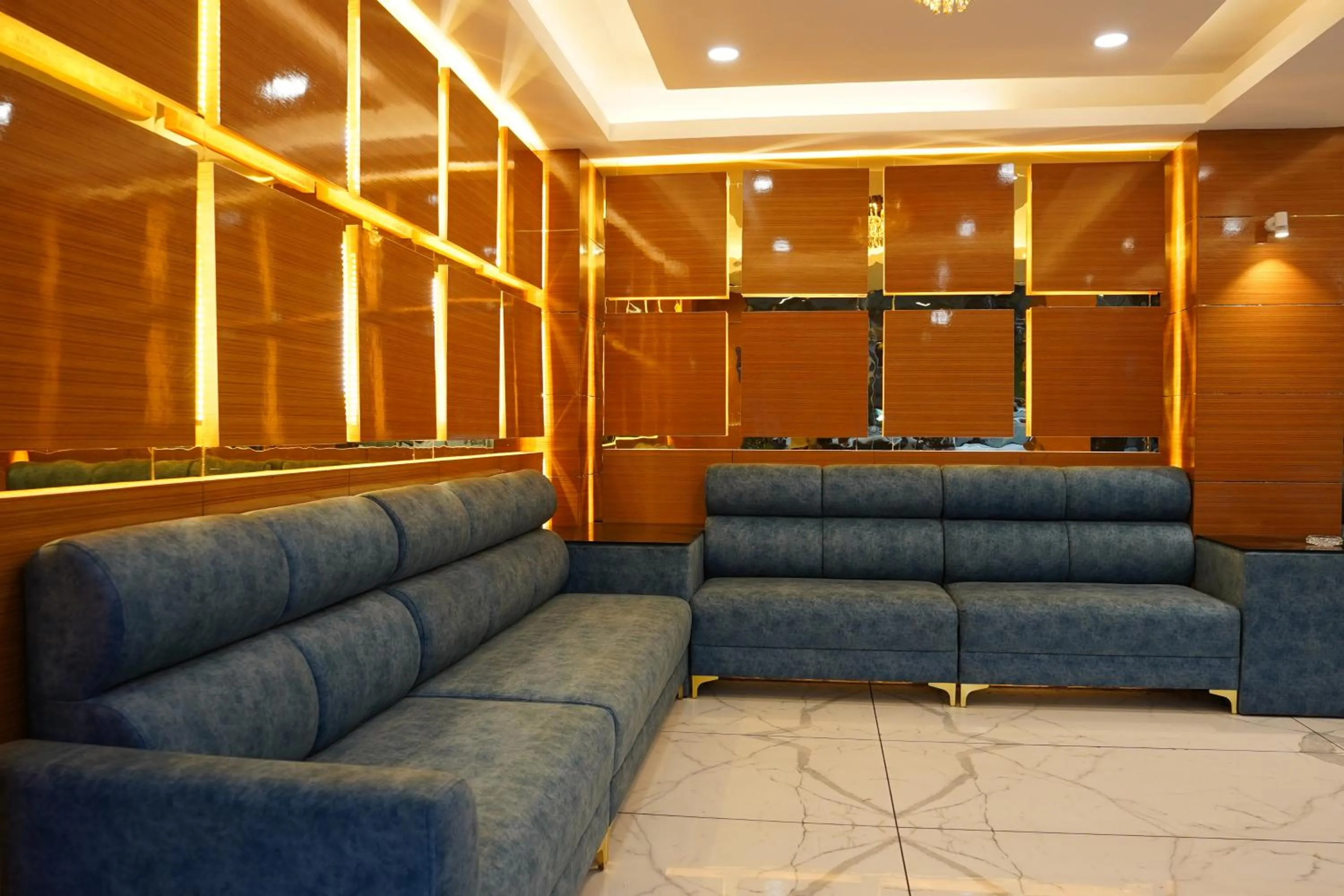 Communal lounge/ TV room in Hotel Apple Inn Managed by Arpan Travels