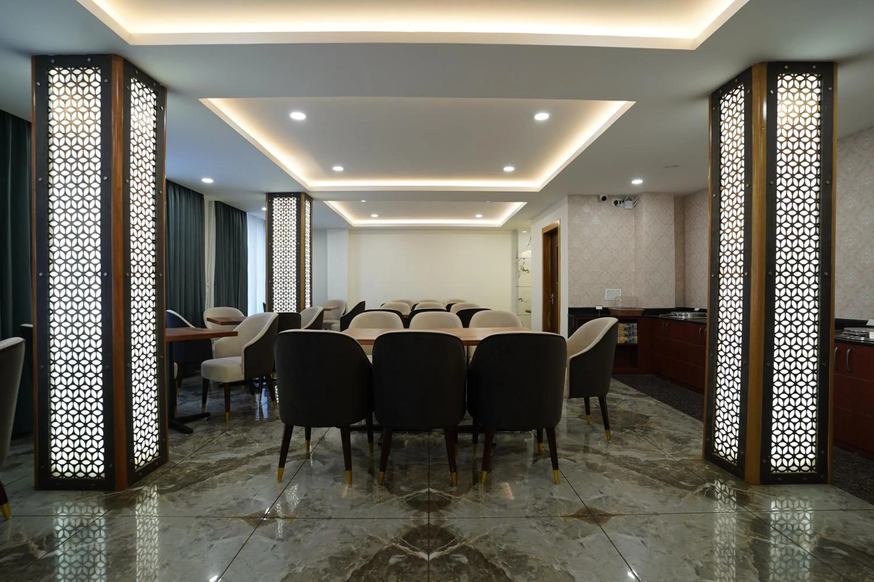Restaurant/places to eat in Hotel Apple Inn Managed by Arpan Travels