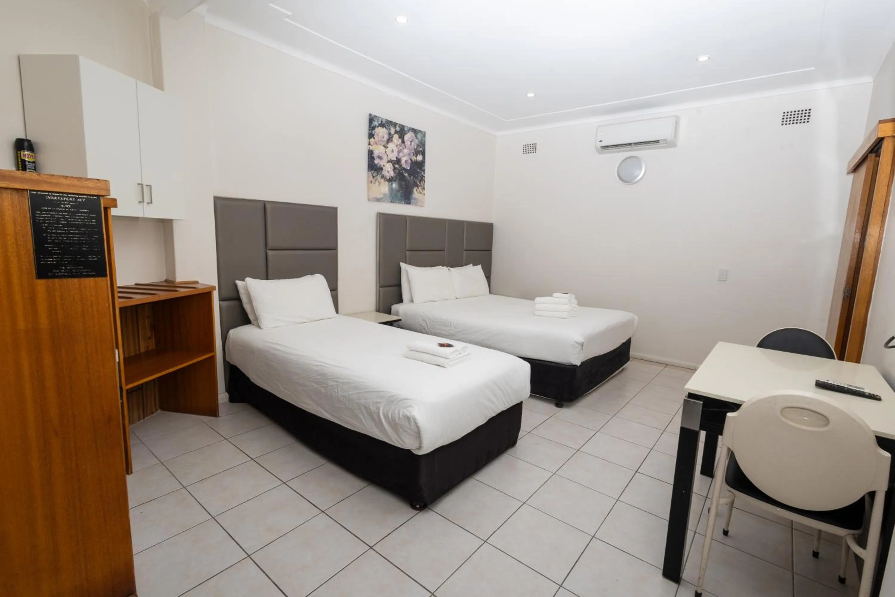 Bed in Gosford Inn Motel