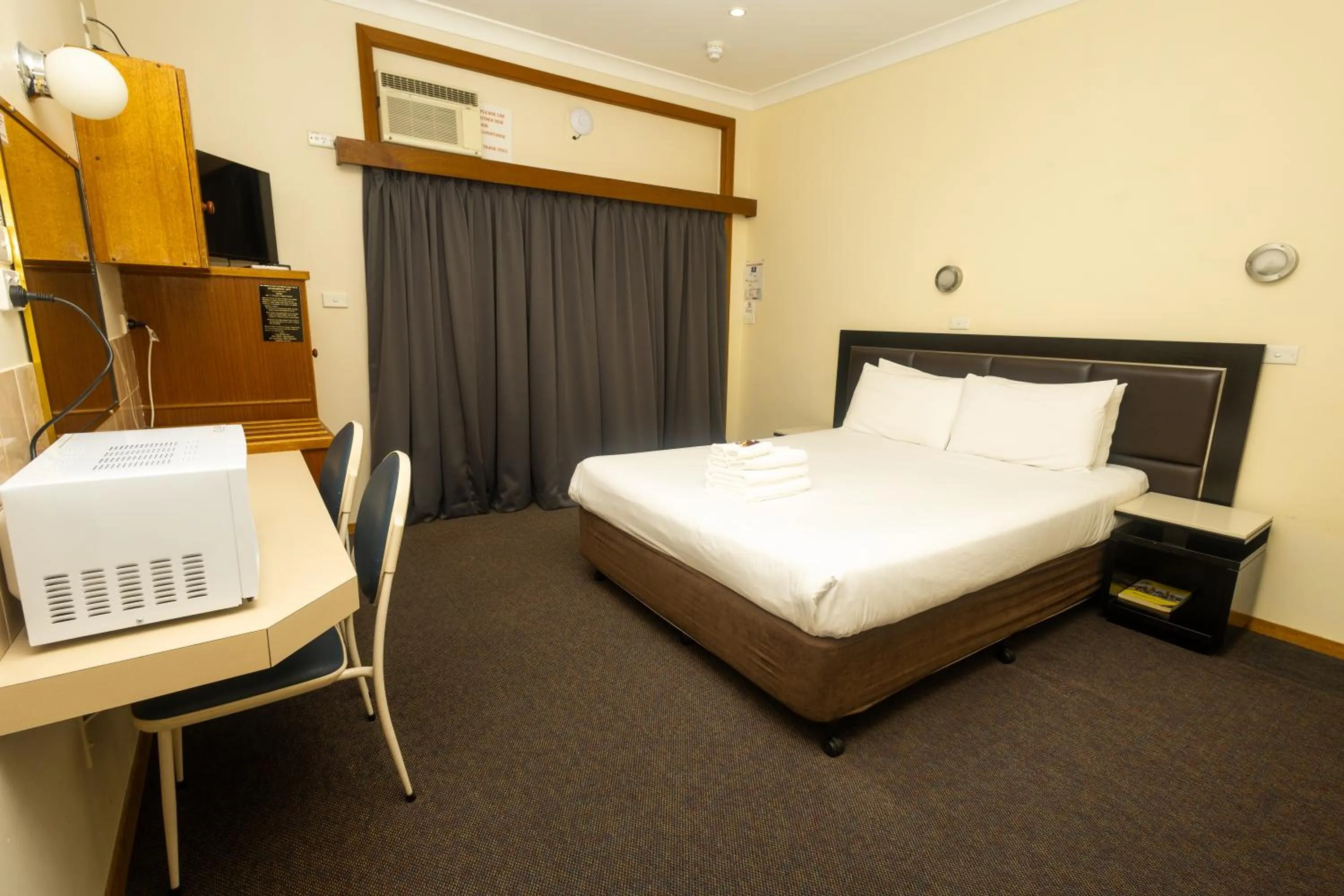 Bed in Gosford Inn Motel