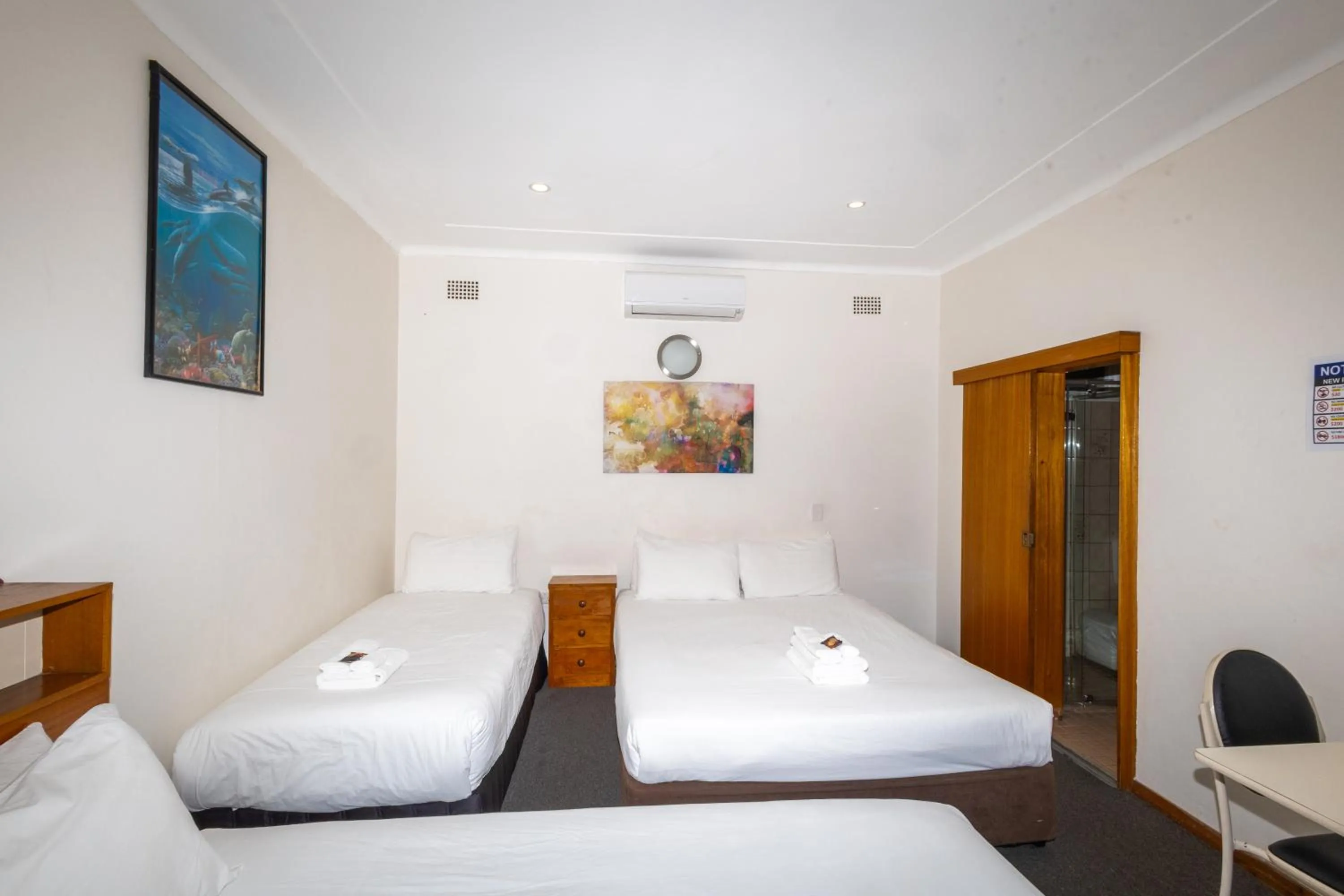 Bed in Gosford Inn Motel