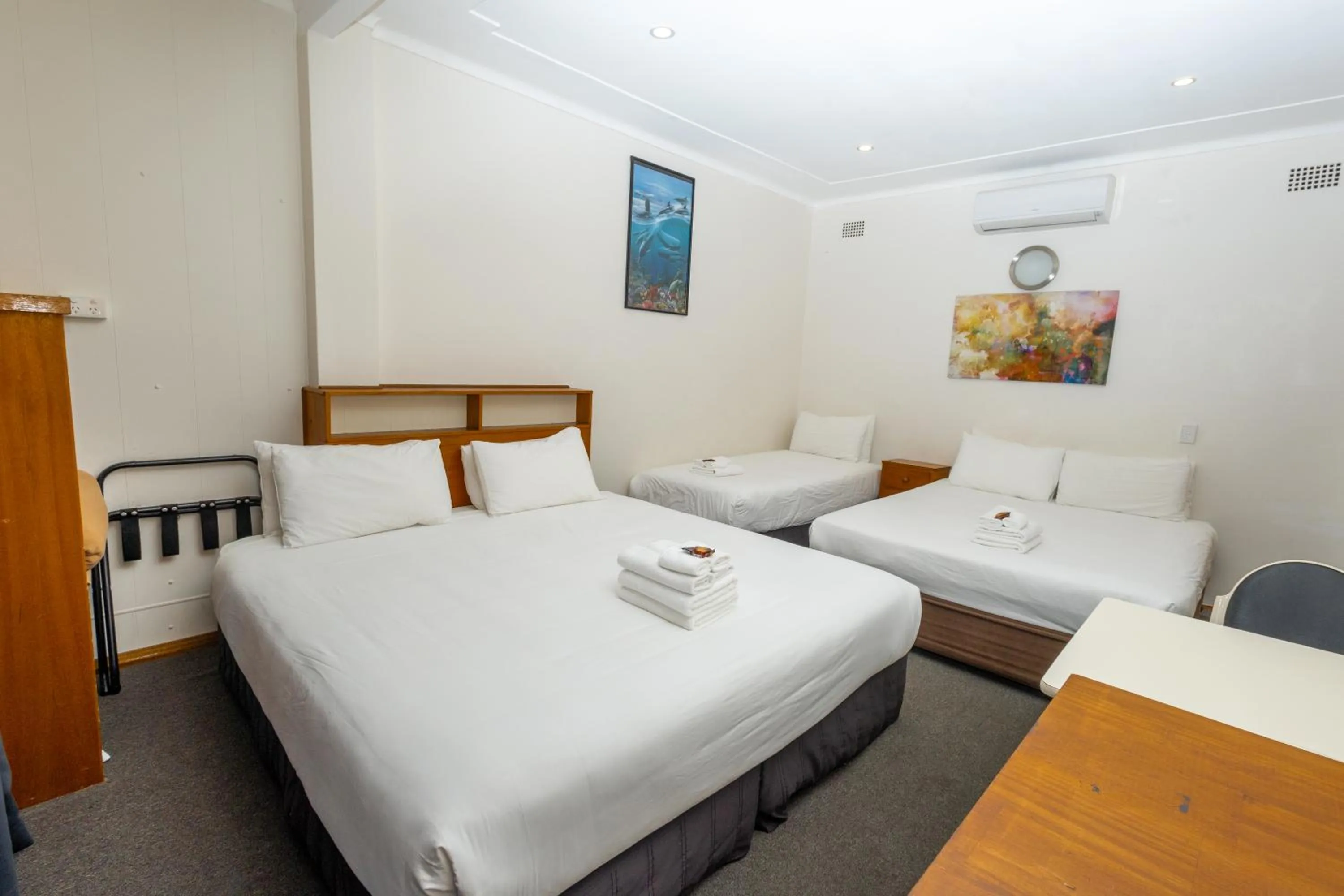 Bed in Gosford Inn Motel