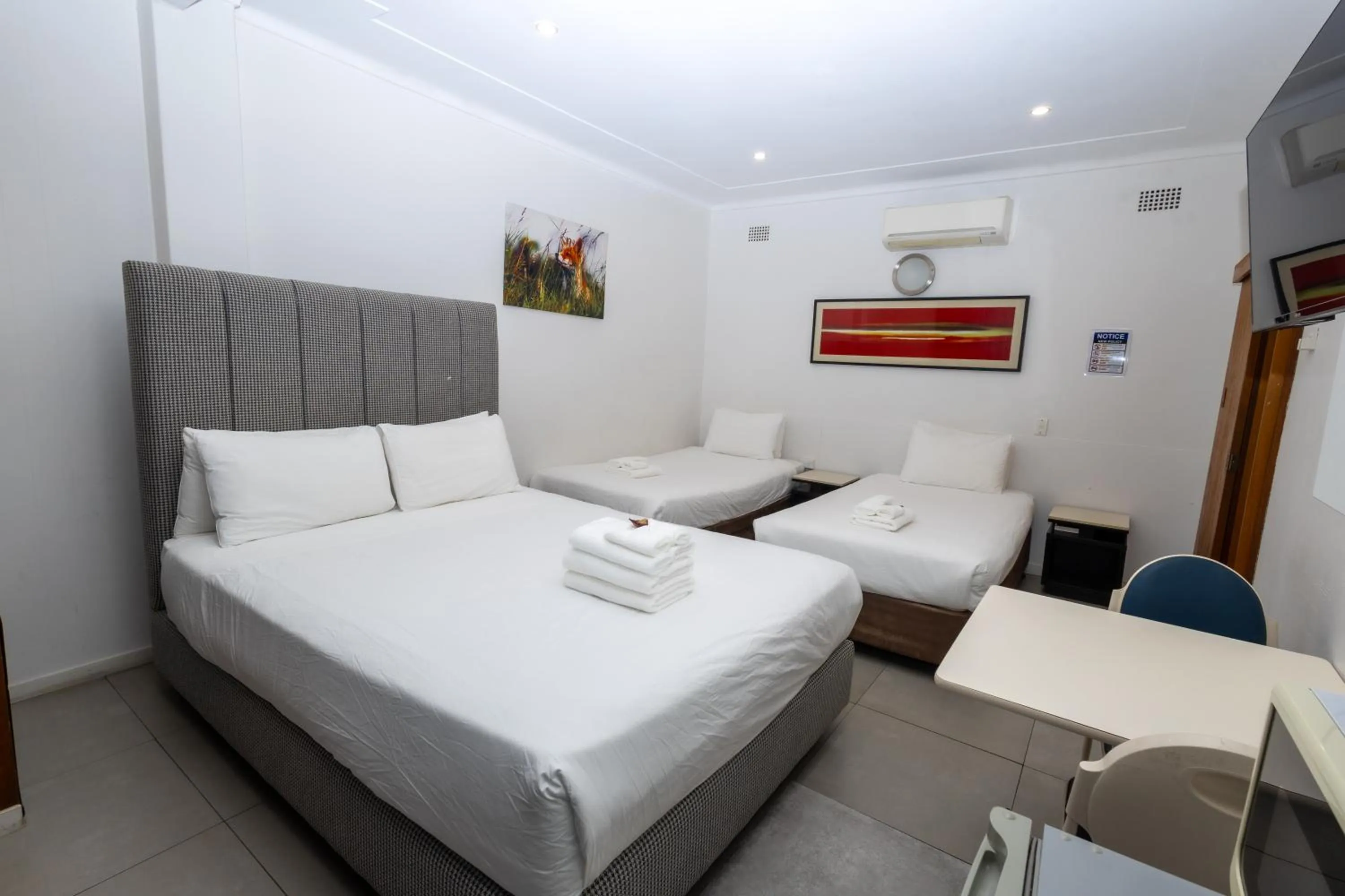 Bed in Gosford Inn Motel