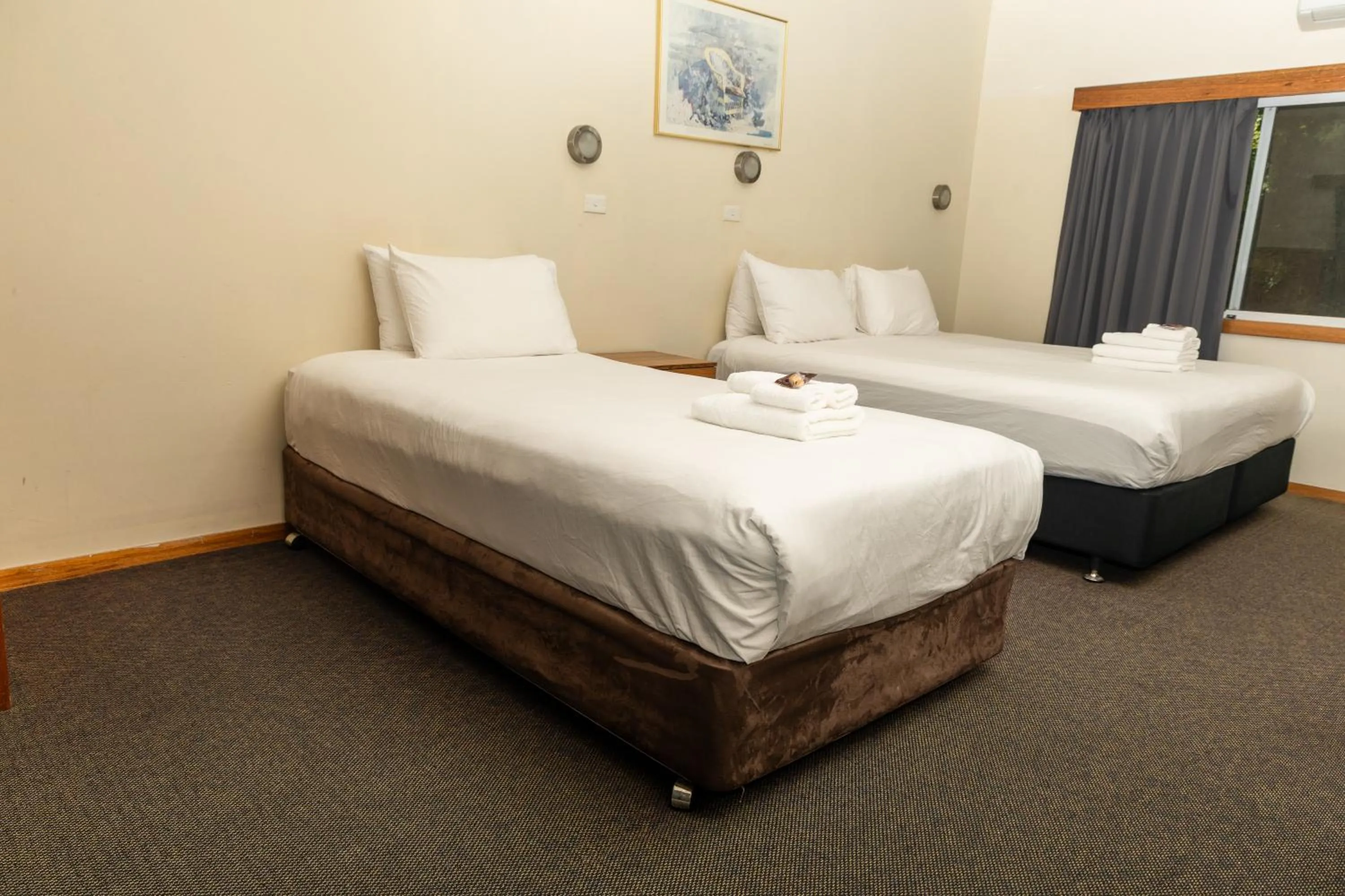 Bed in Gosford Inn Motel
