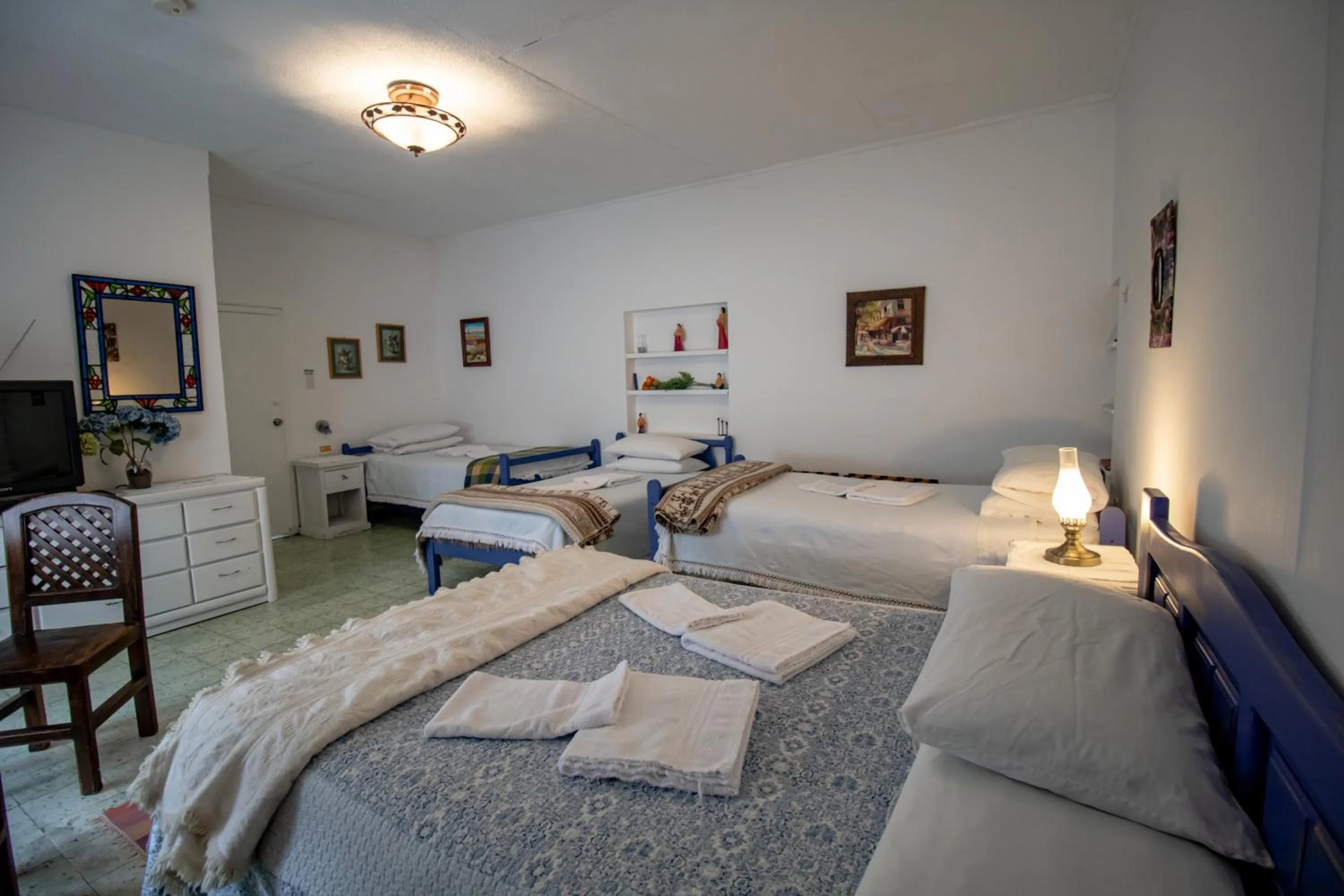 TV and multimedia, Bed in Sakti Hostal B&B