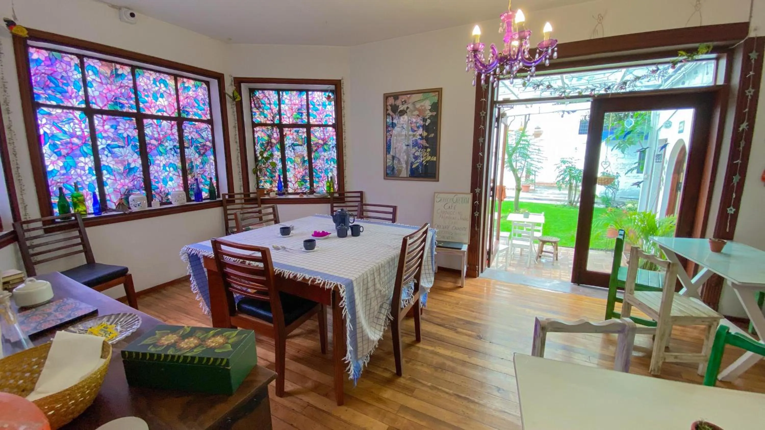 Dining area in Sakti Hostal B&B