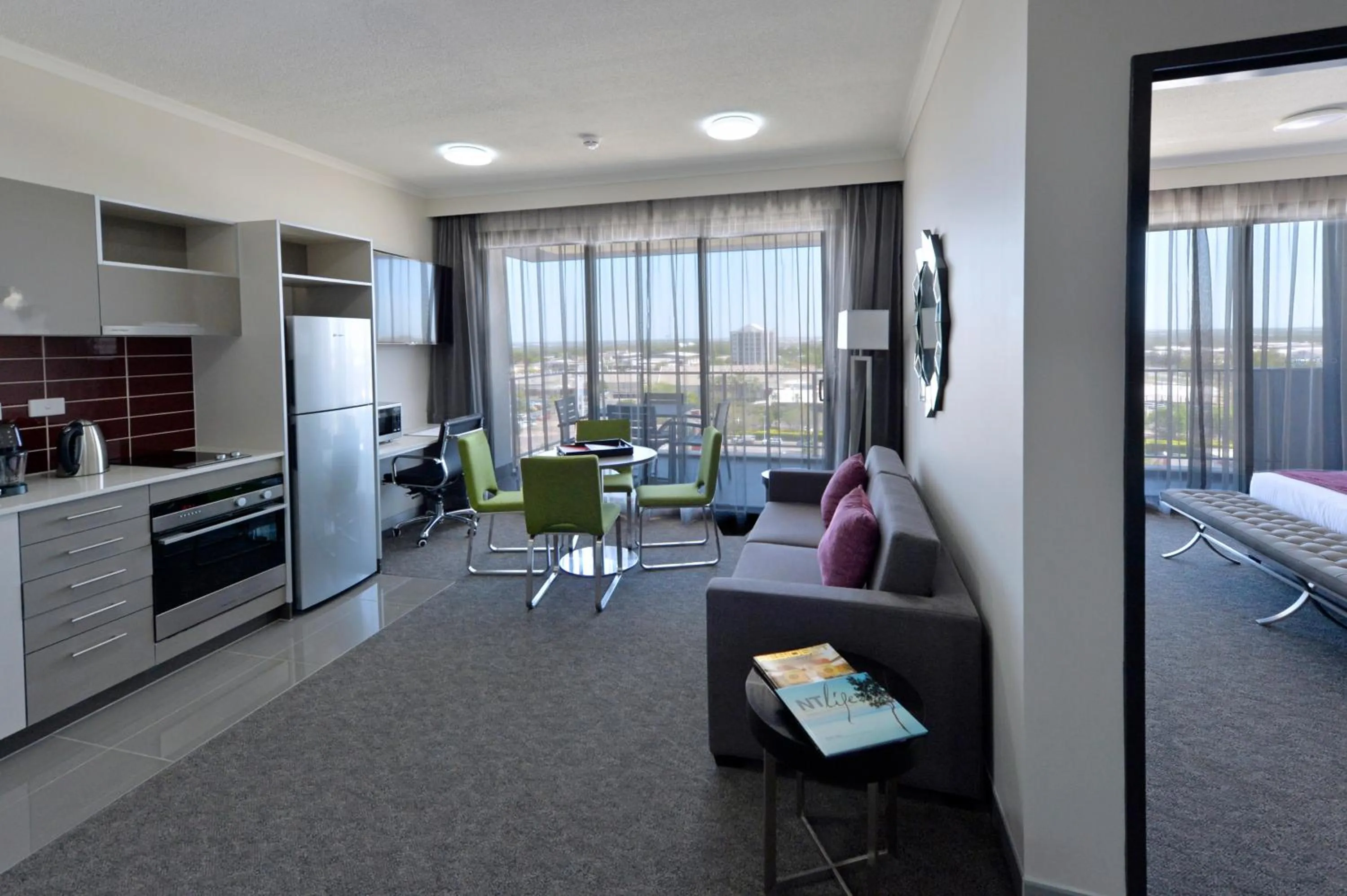 Kitchen or kitchenette, Bed in Rydges Palmerston - Darwin