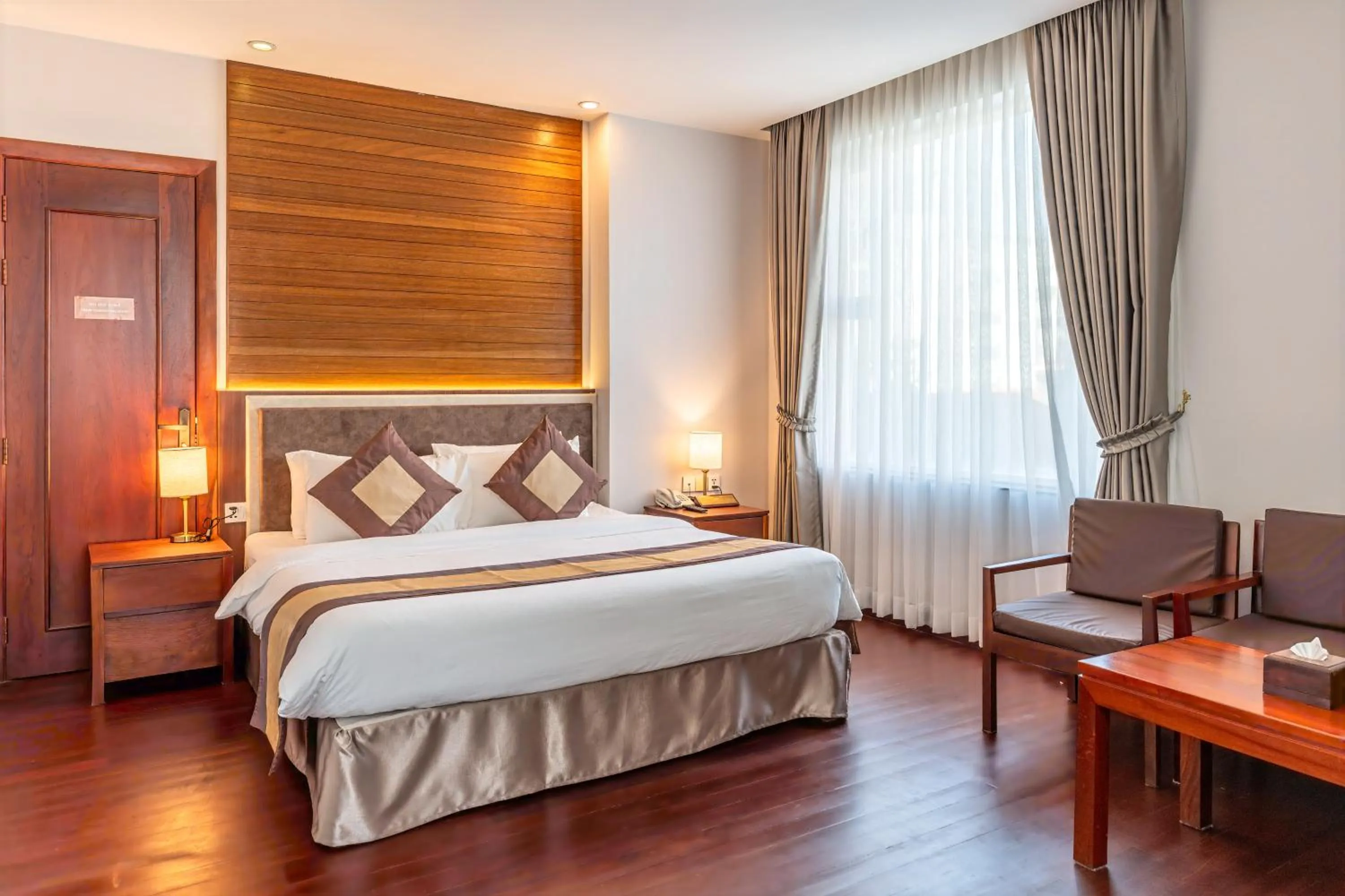 Shower, Bed in Phnom Penh Katari Hotel