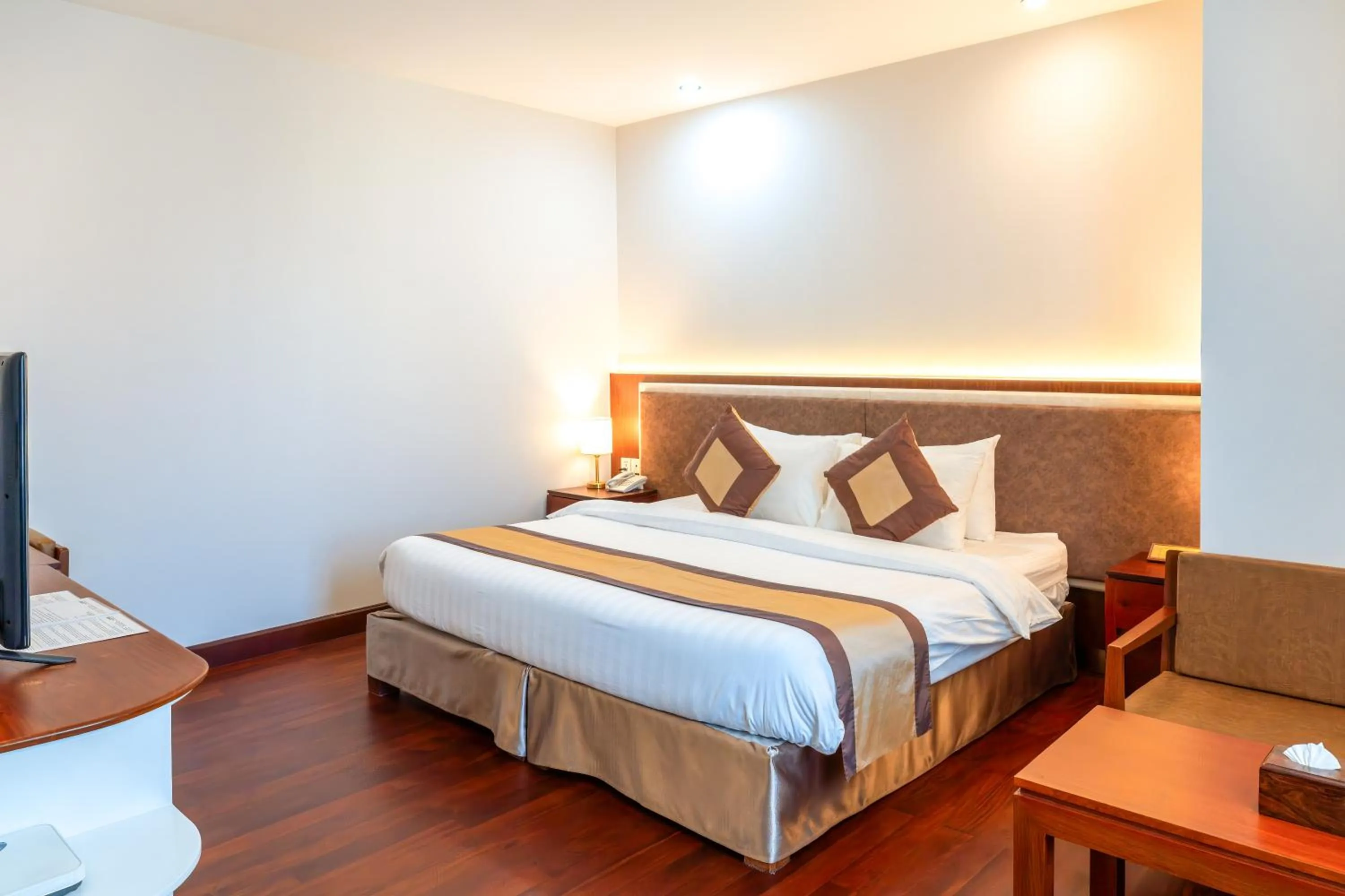 Shower, Bed in Phnom Penh Katari Hotel