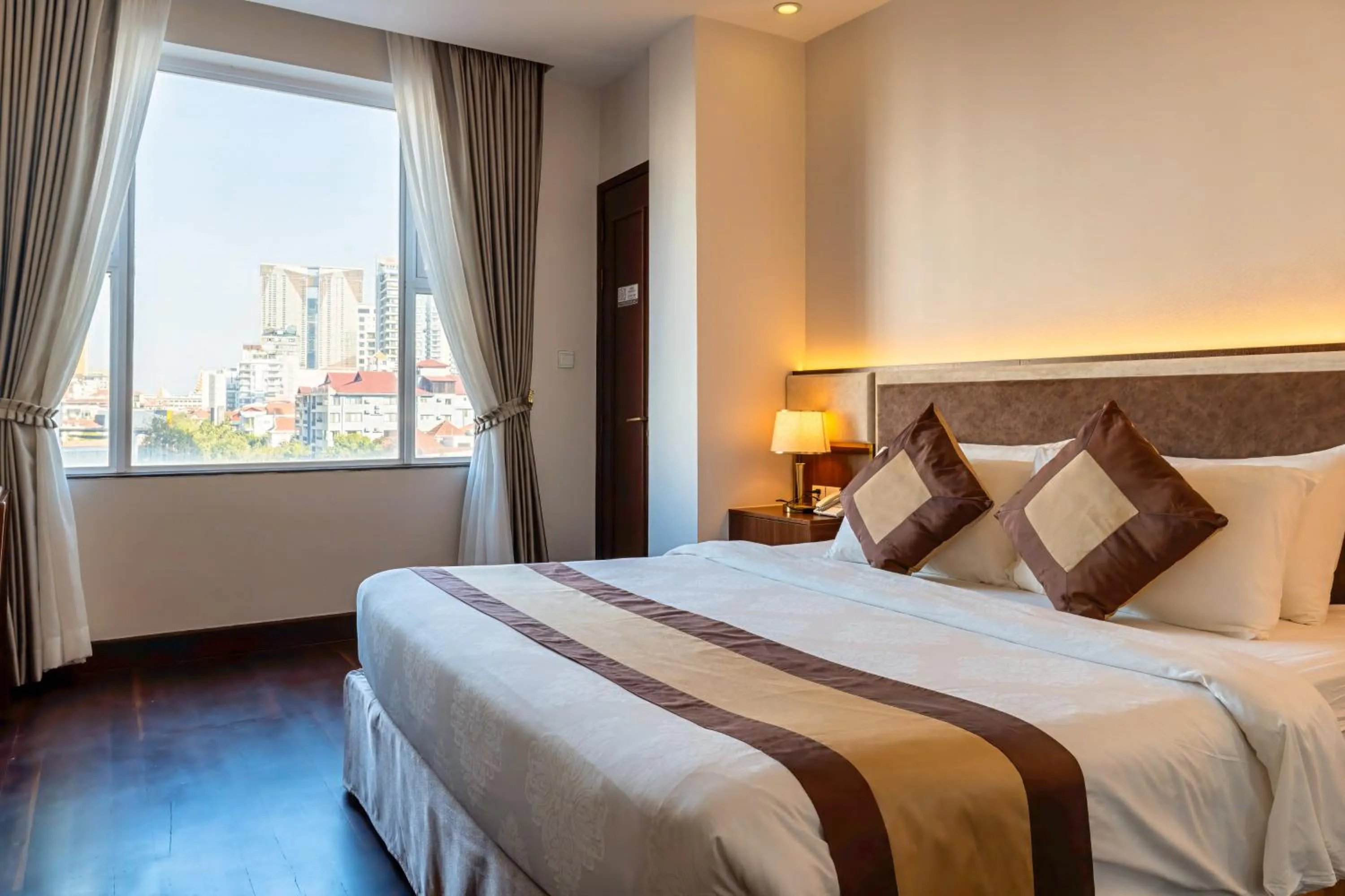 Shower, Bed in Phnom Penh Katari Hotel