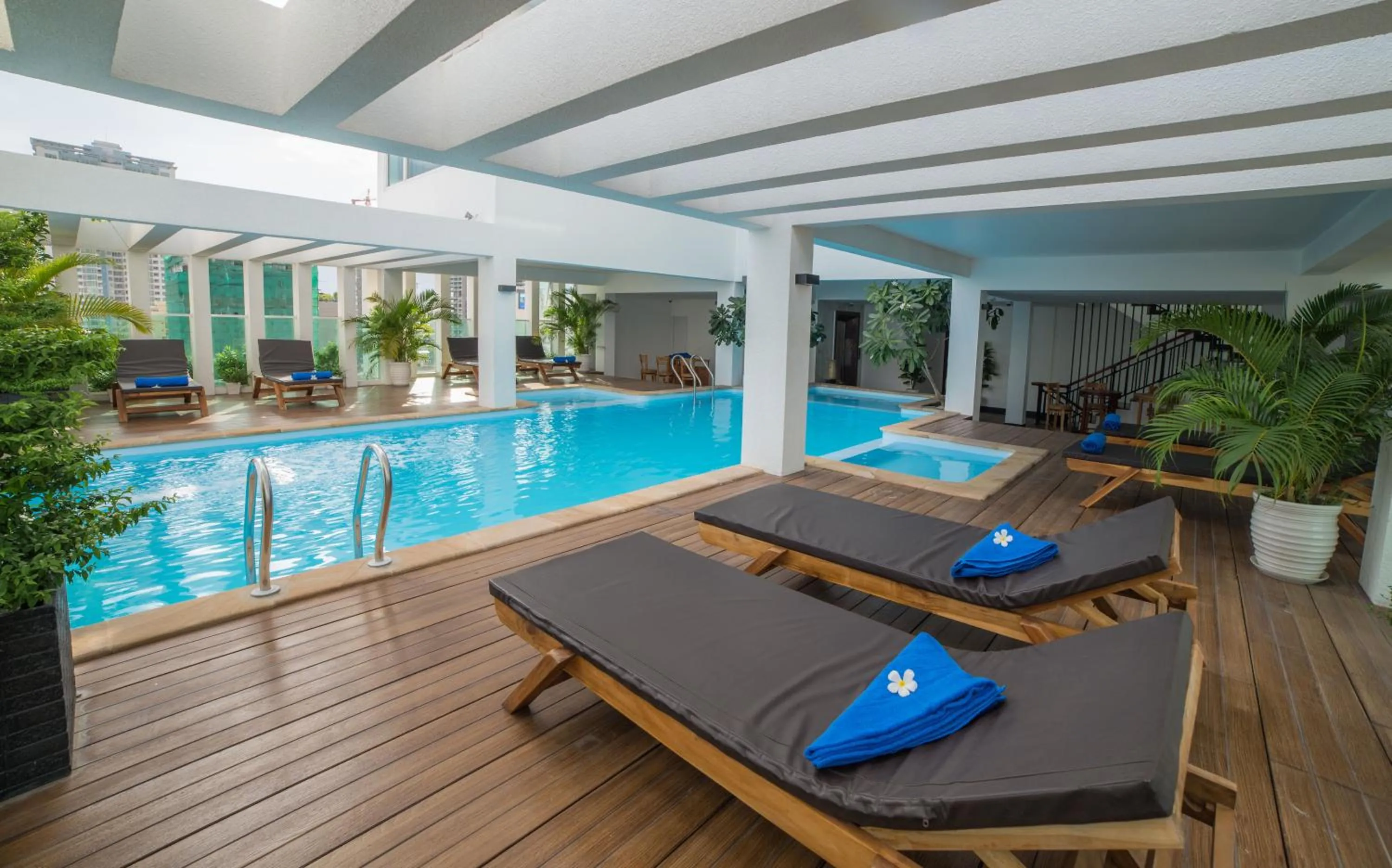 Swimming pool in Phnom Penh Katari Hotel