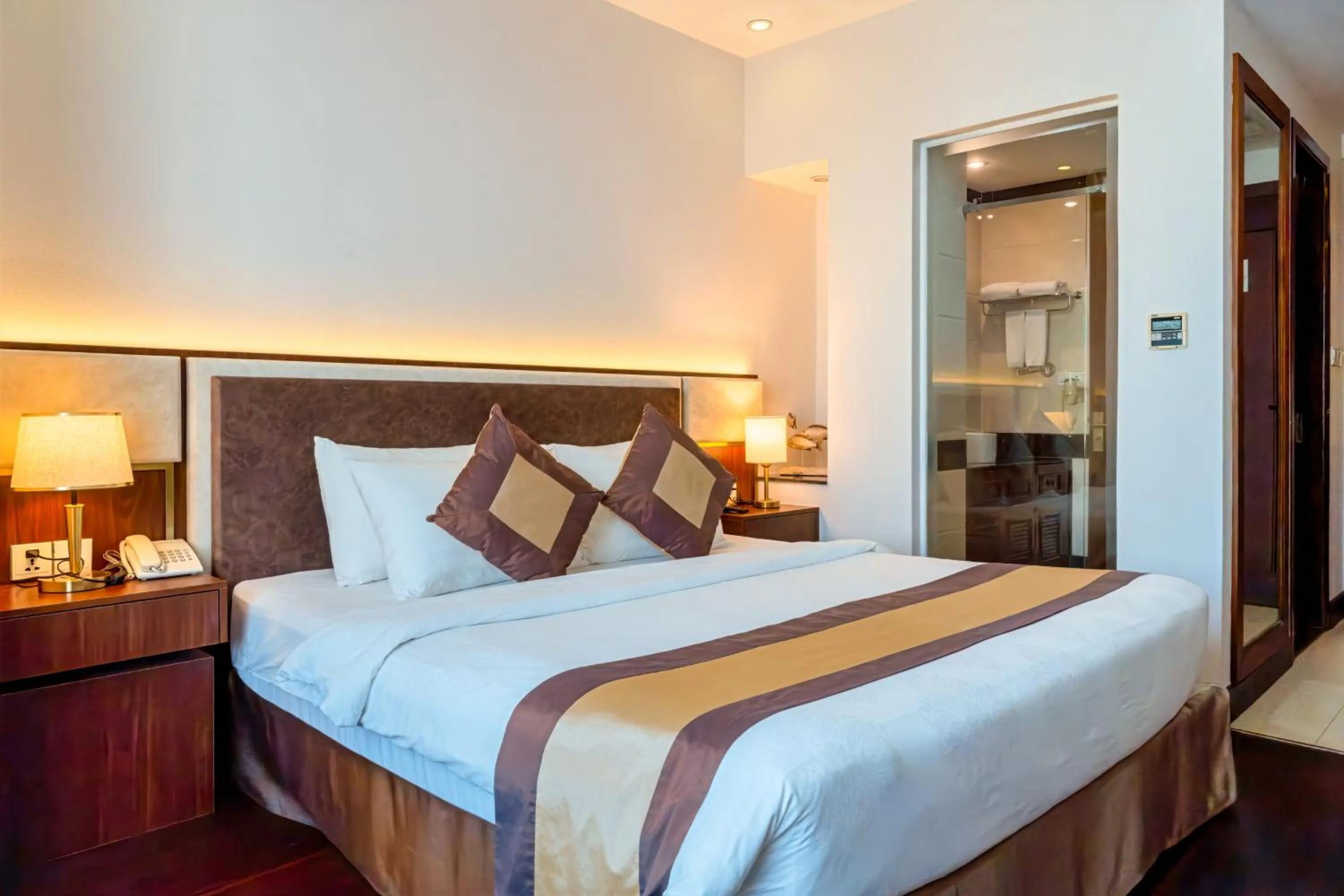 Shower, Bed in Phnom Penh Katari Hotel