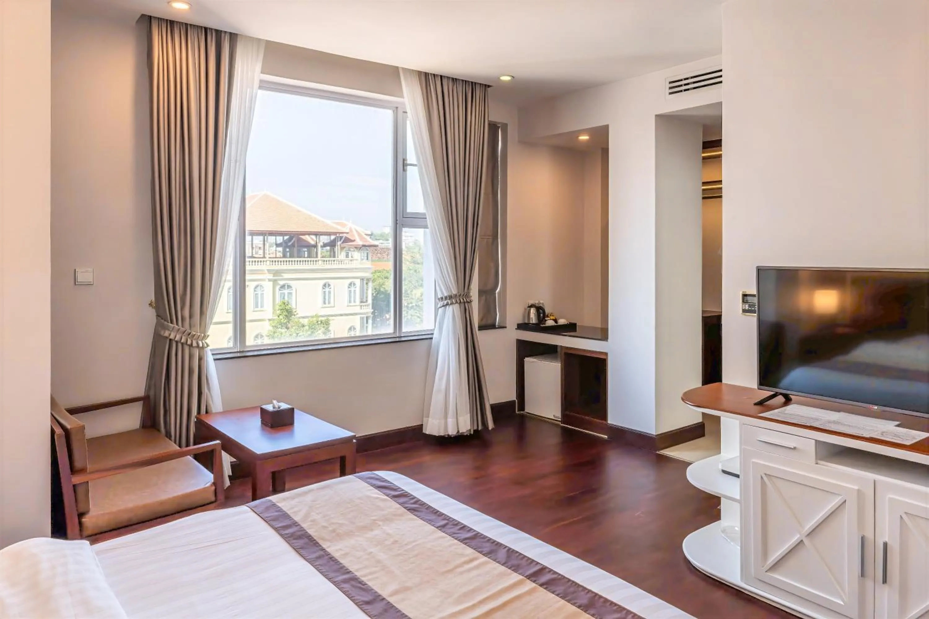 Shower, Bed in Phnom Penh Katari Hotel