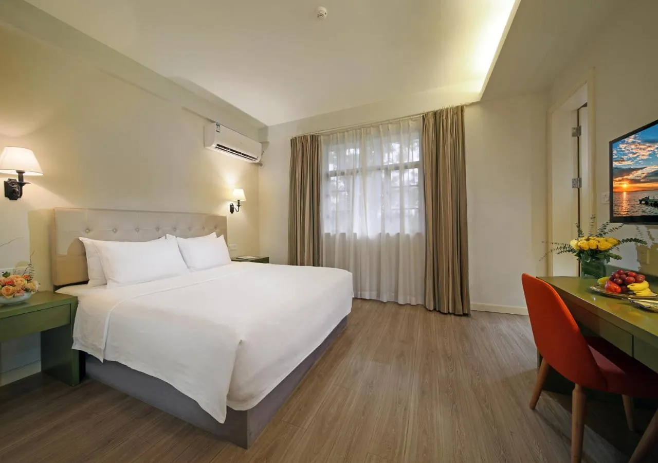 Photo of the whole room, Bed in City Hotel Xiamen-Free Welcome Fruits