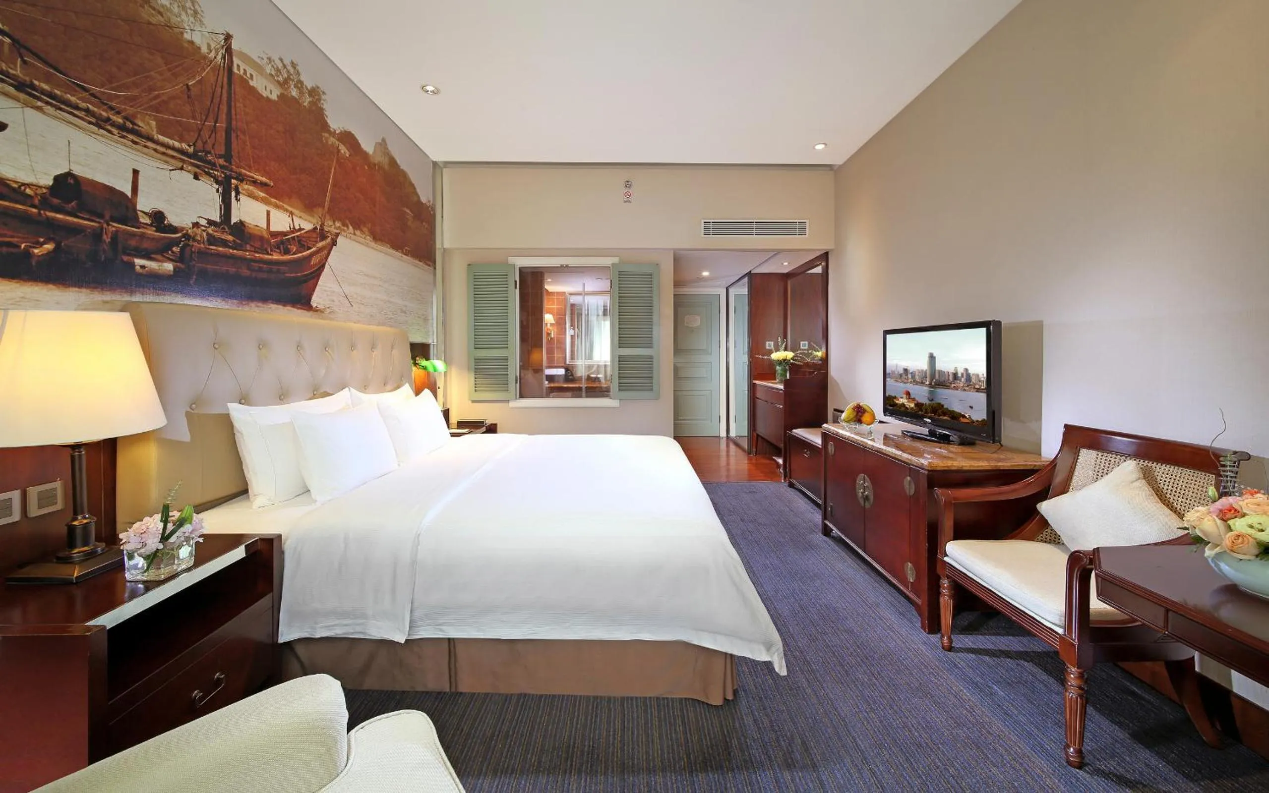 Photo of the whole room, Bed in City Hotel Xiamen-Free Welcome Fruits