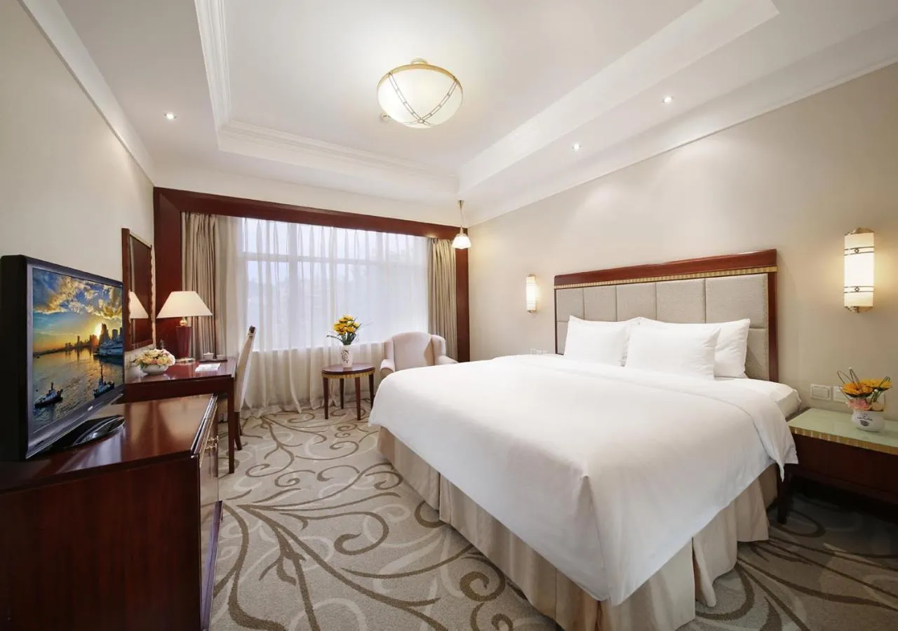 Photo of the whole room, Bed in City Hotel Xiamen-Free Welcome Fruits