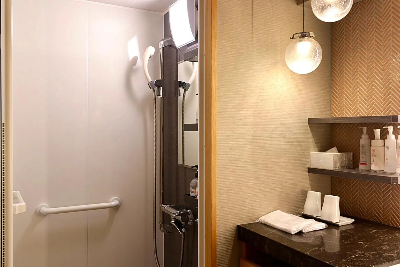 Shower in Sun Urashima Yuki no Sato