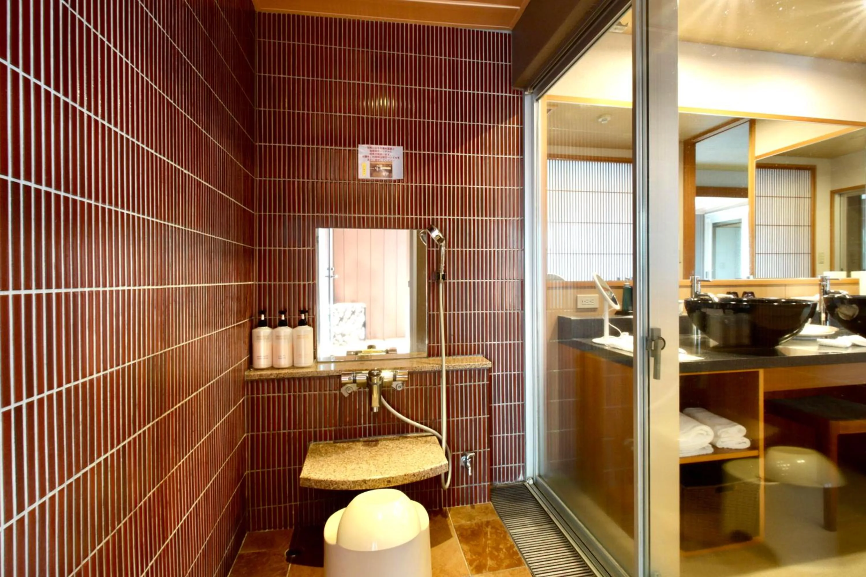 Shower in Sun Urashima Yuki no Sato