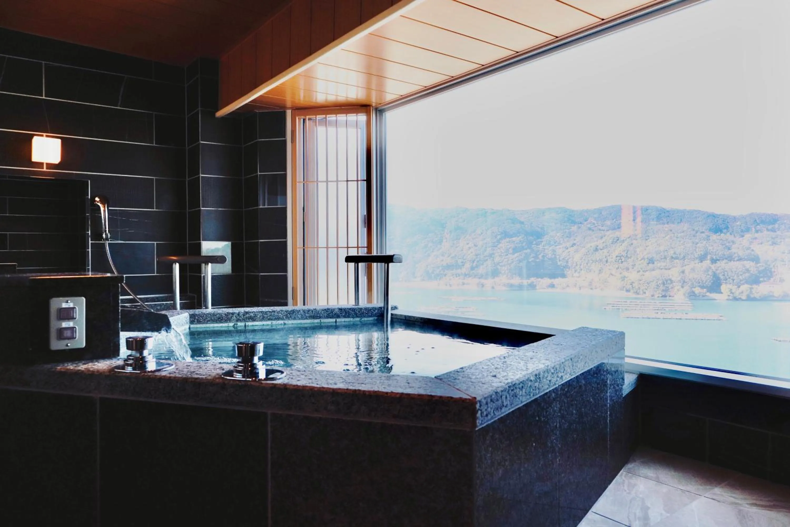 Shower in Sun Urashima Yuki no Sato