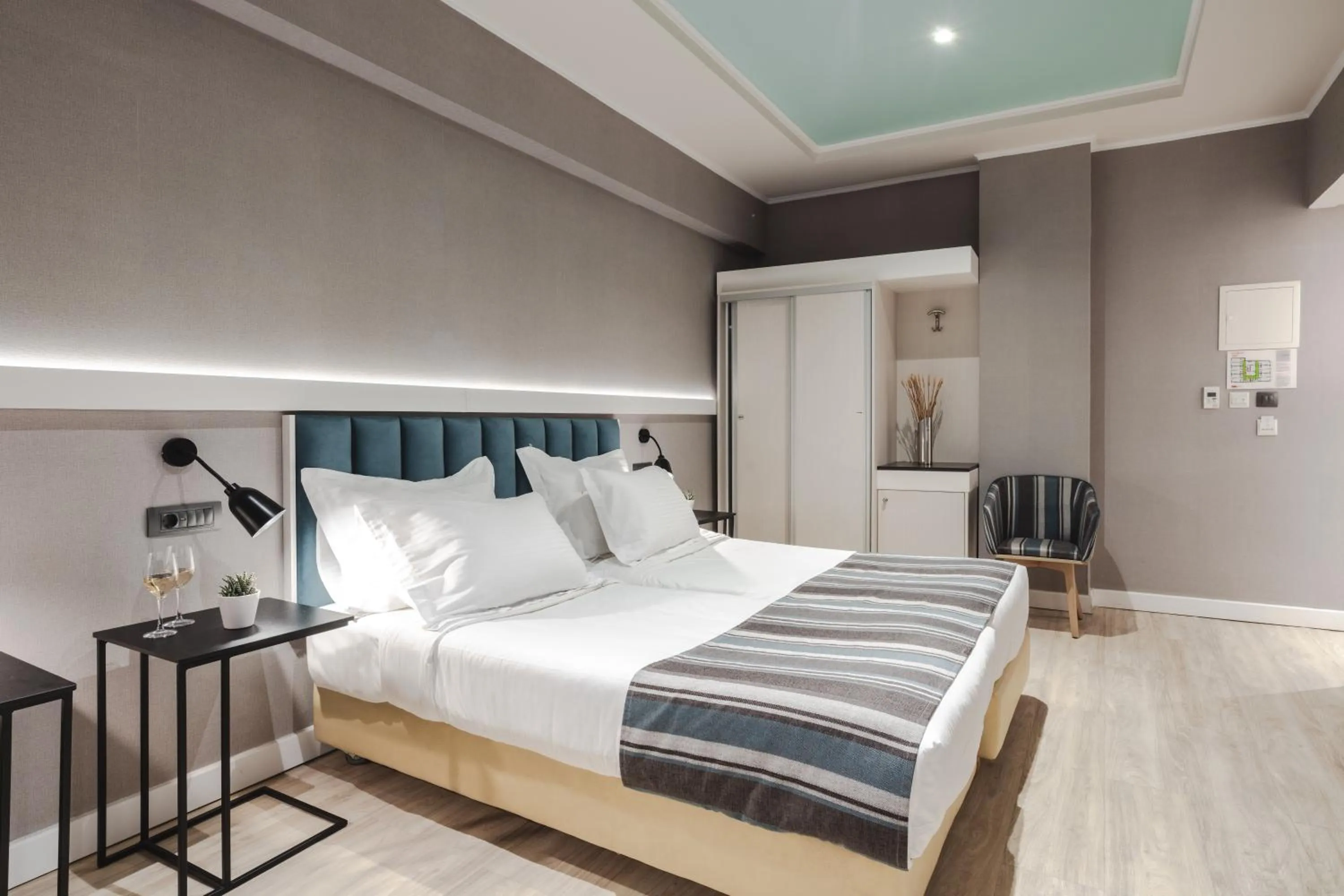 Photo of the whole room, Bed in Athens Cypria Hotel