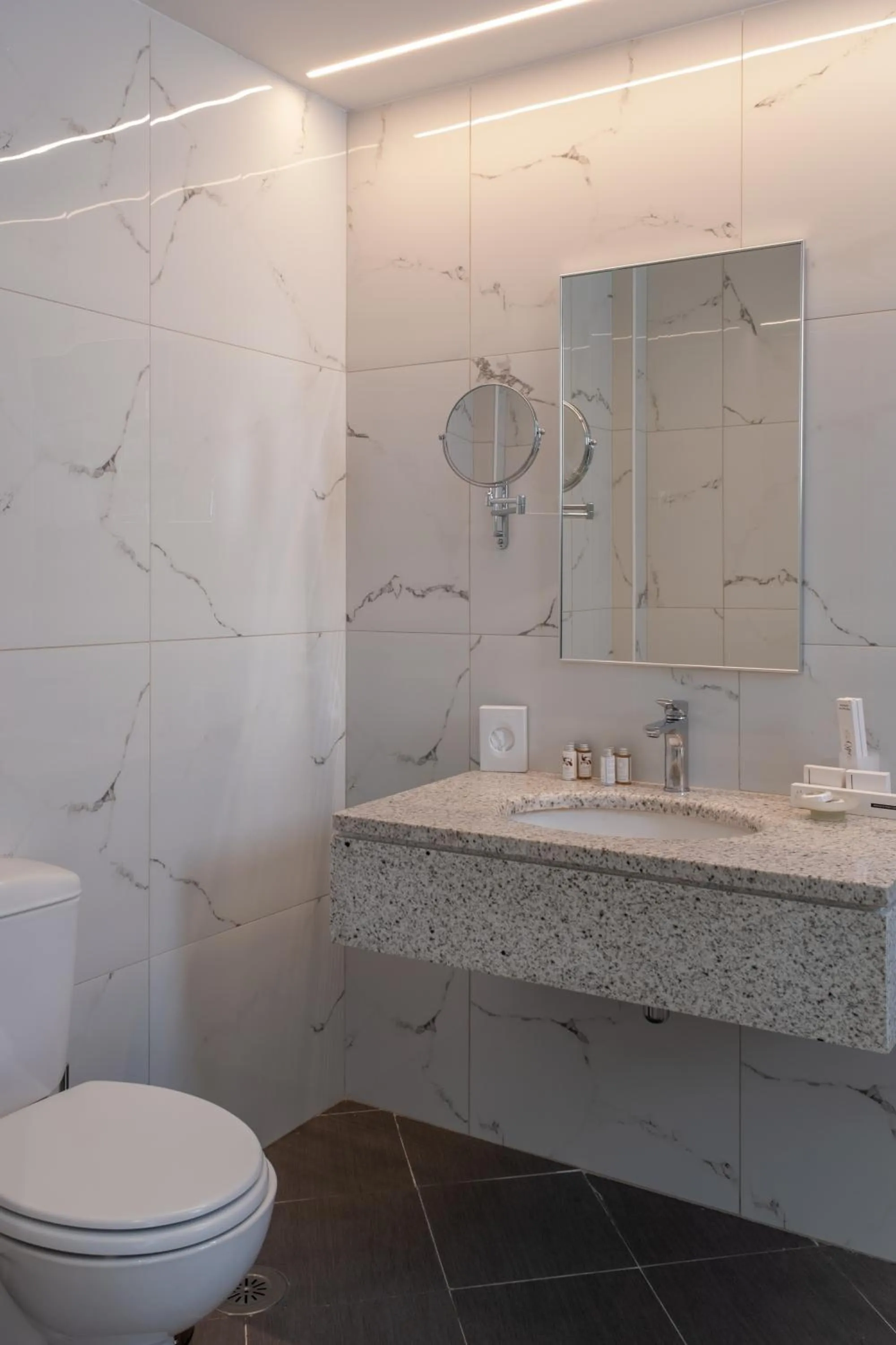 Toilet in Athens Cypria Hotel