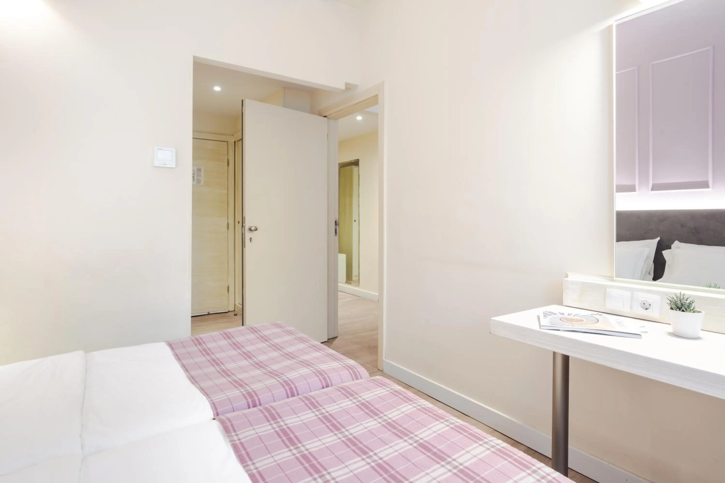 Photo of the whole room, Bed in Athens Cypria Hotel