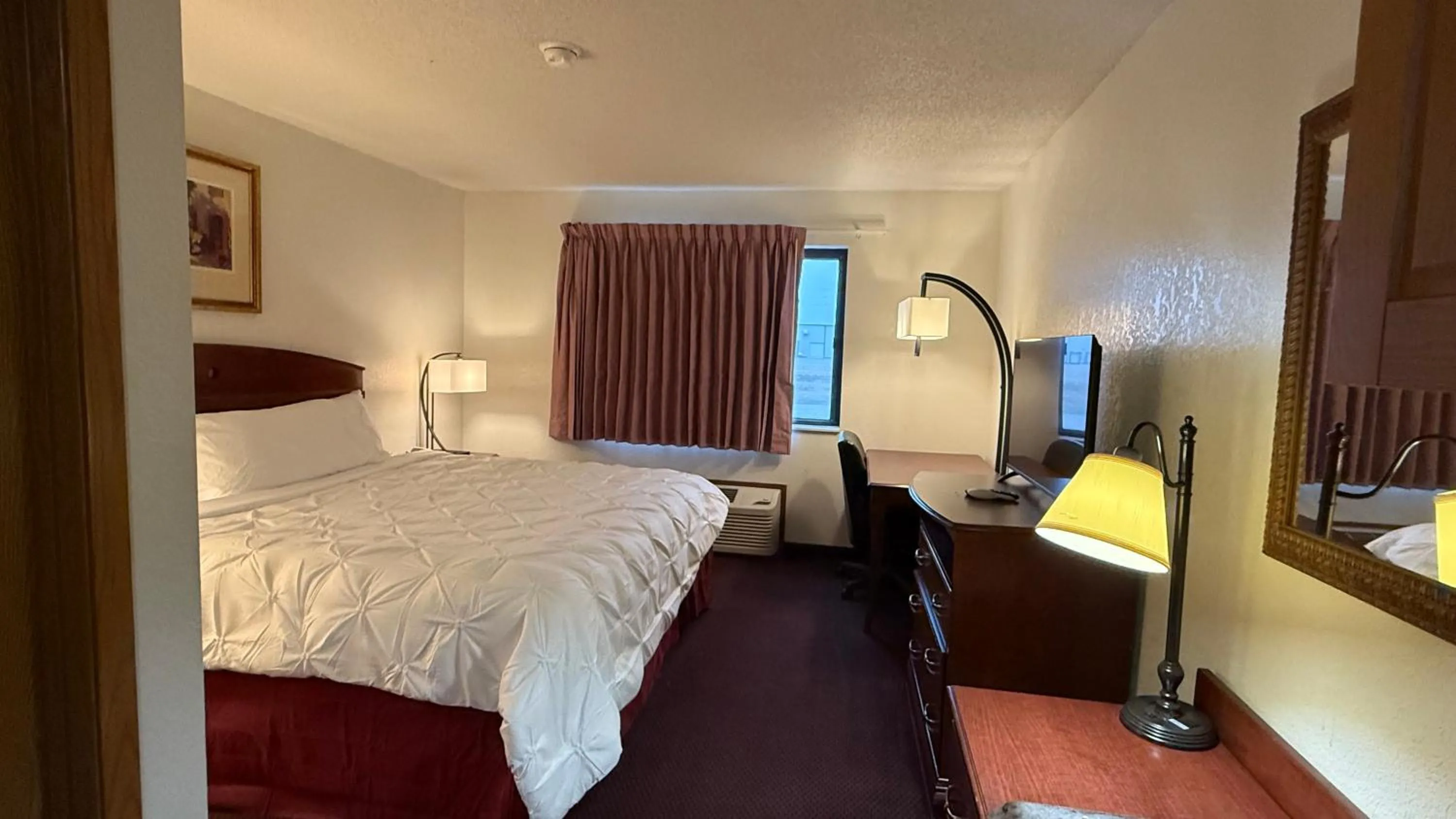 Photo of the whole room, Bed in clarion hometown inn