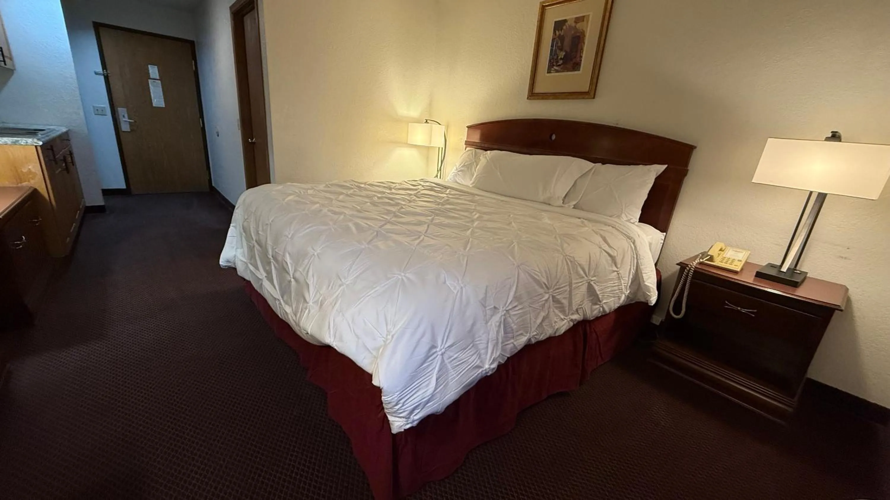 Photo of the whole room, Bed in clarion hometown inn