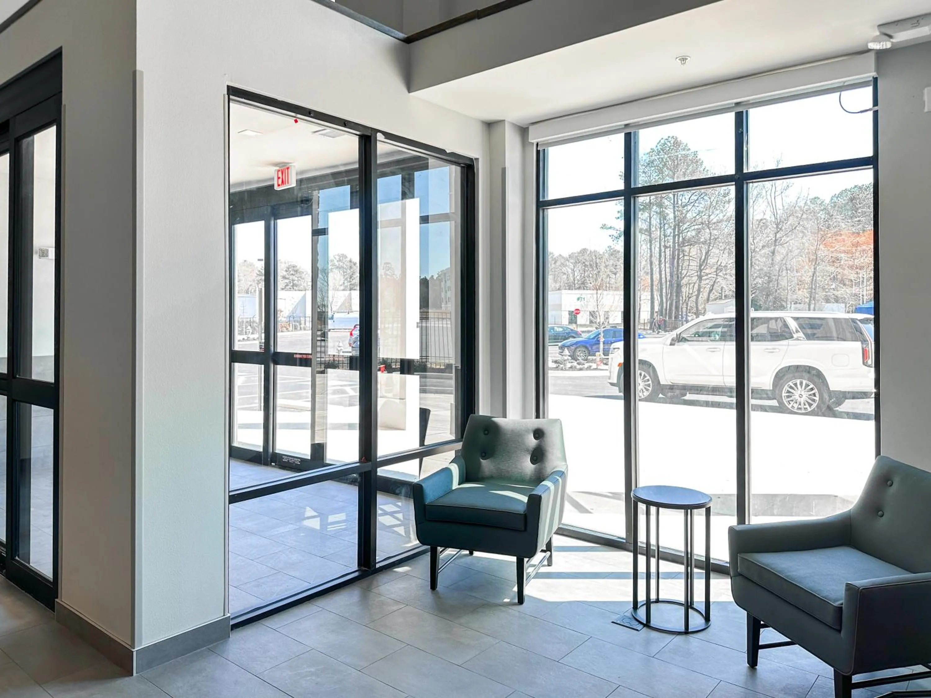 Seating area in Studio 6 Richmond Airport