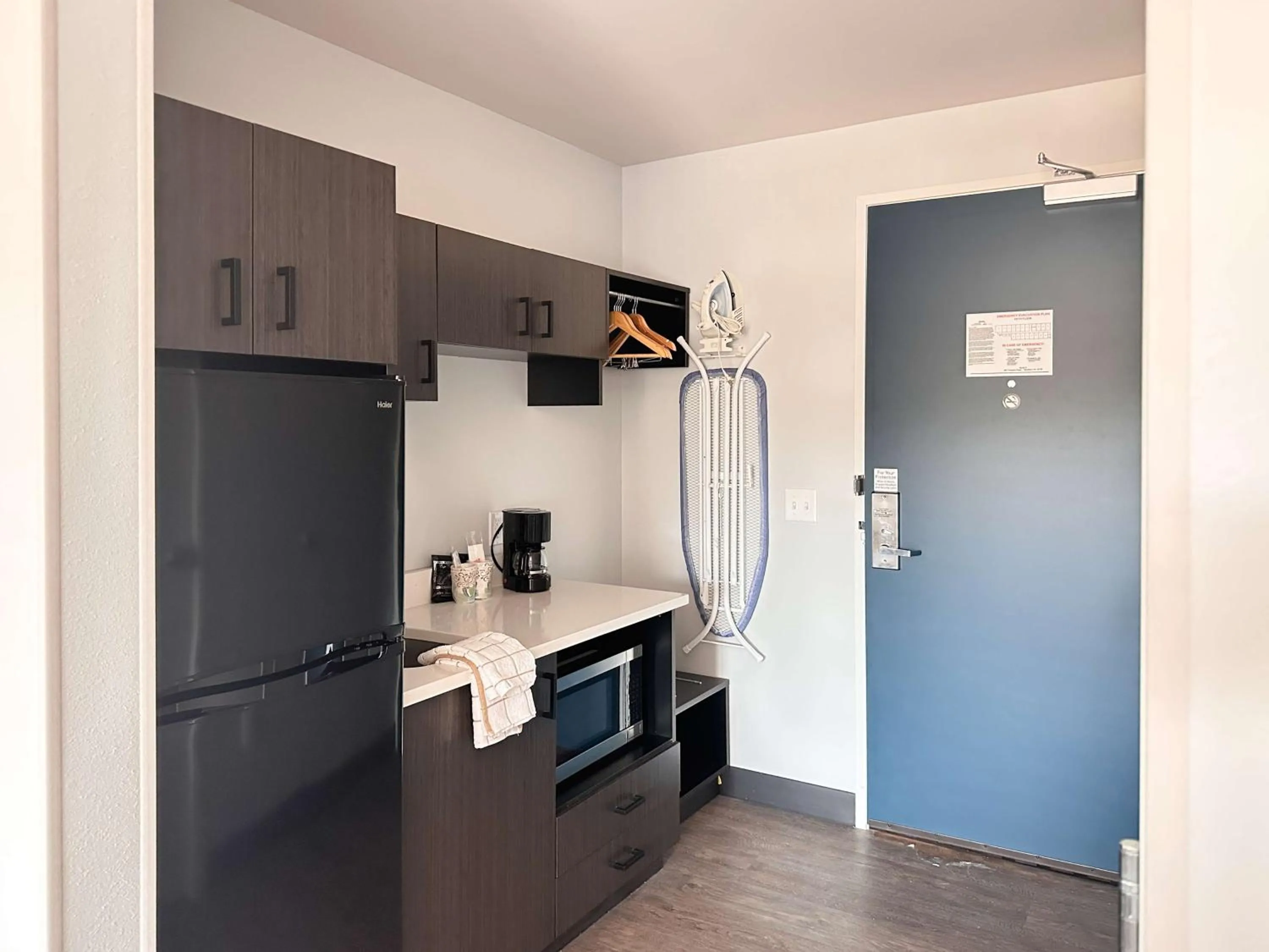 Kitchen or kitchenette in Studio 6 Richmond Airport
