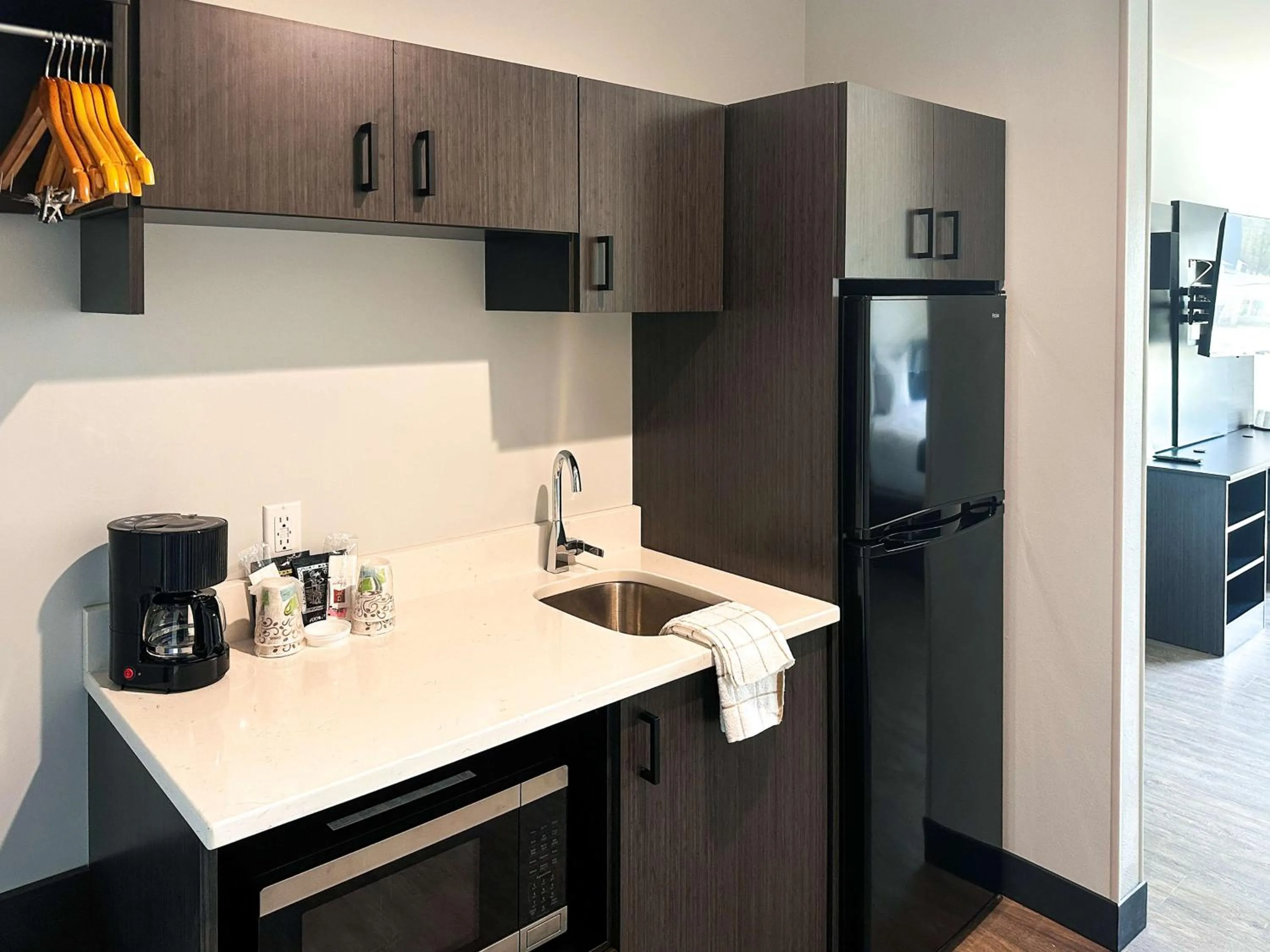 Photo of the whole room in Studio 6 Richmond Airport