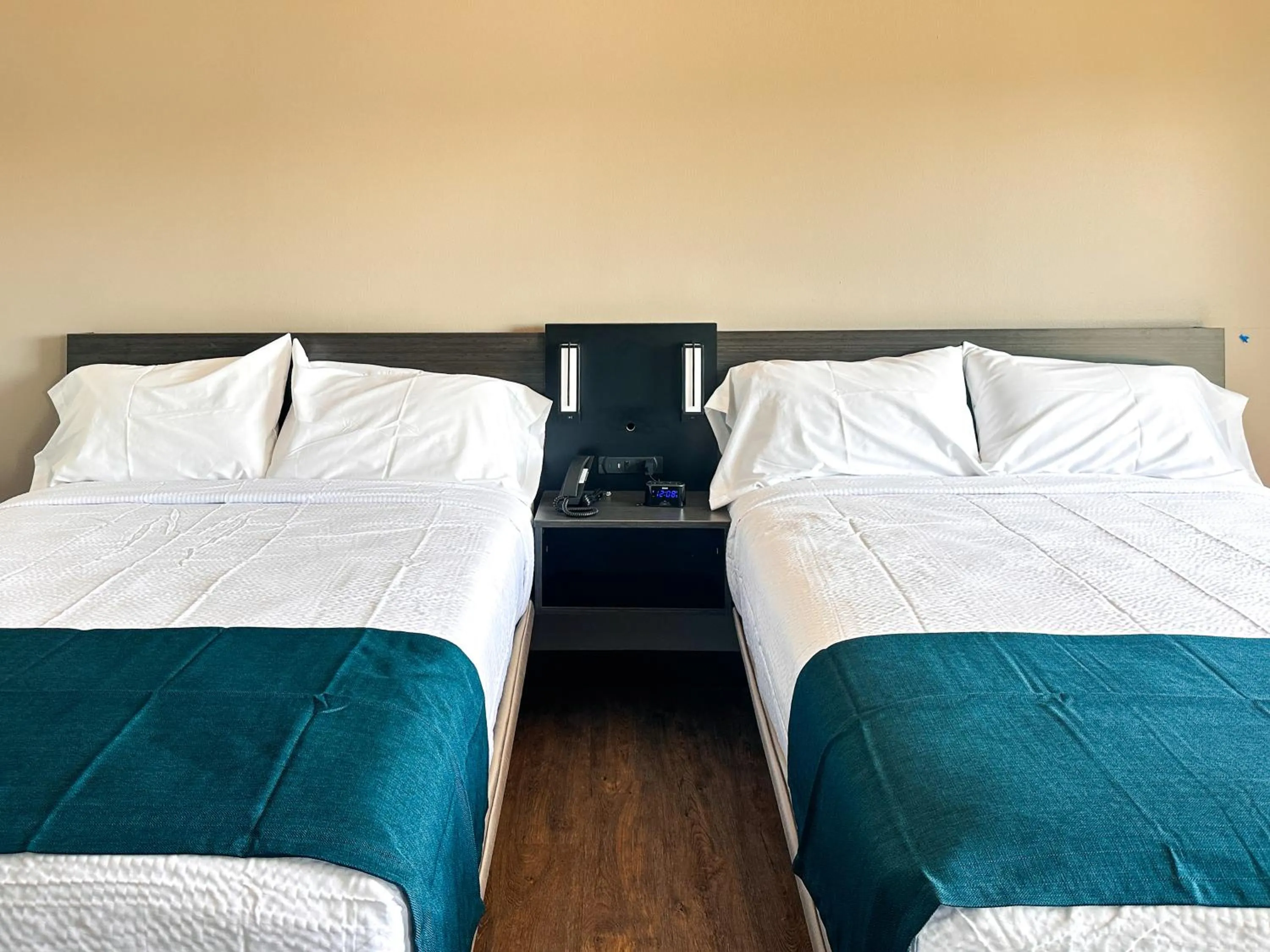 Bed in Studio 6 Richmond Airport