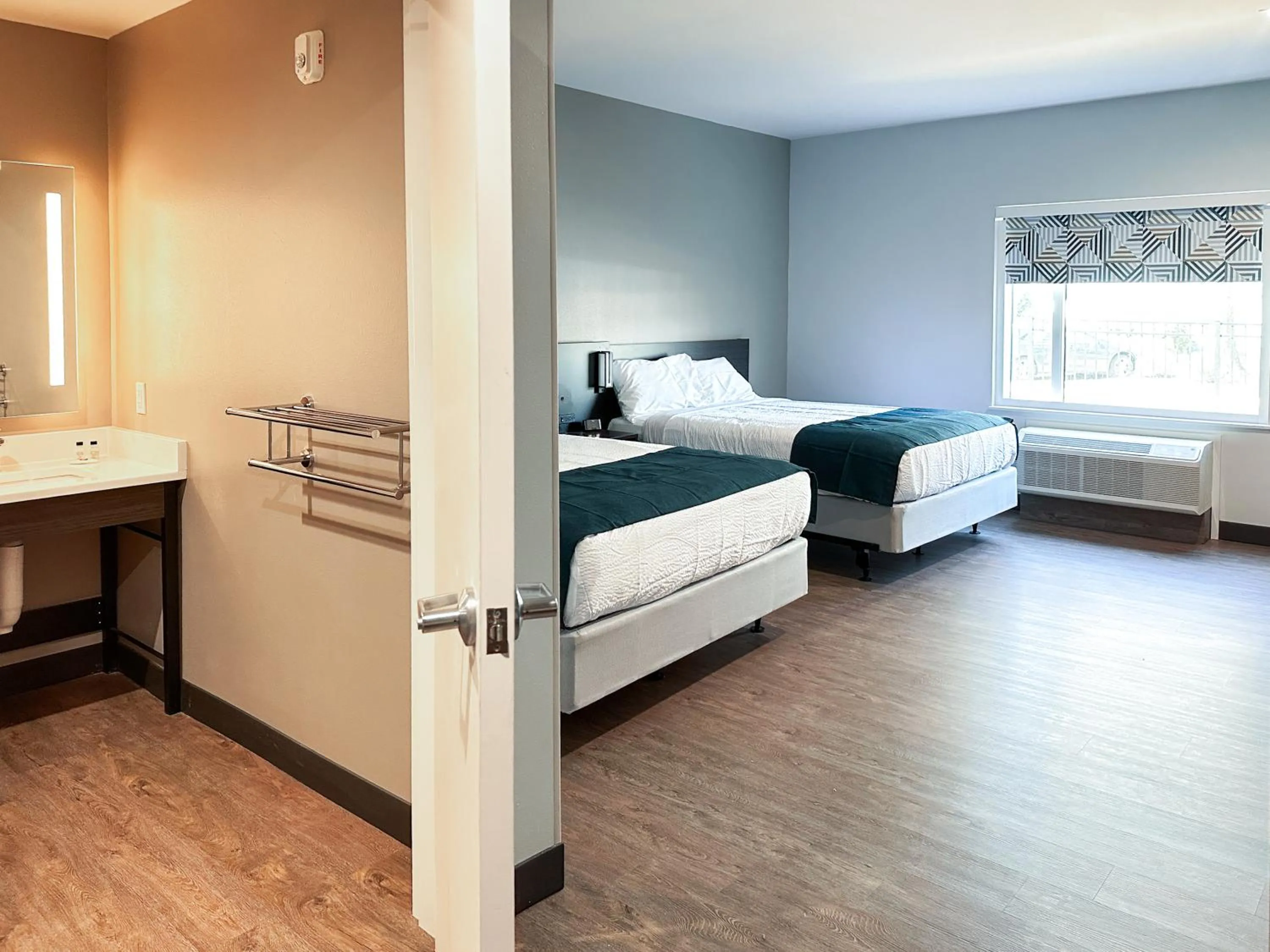 Bed in Studio 6 Richmond Airport