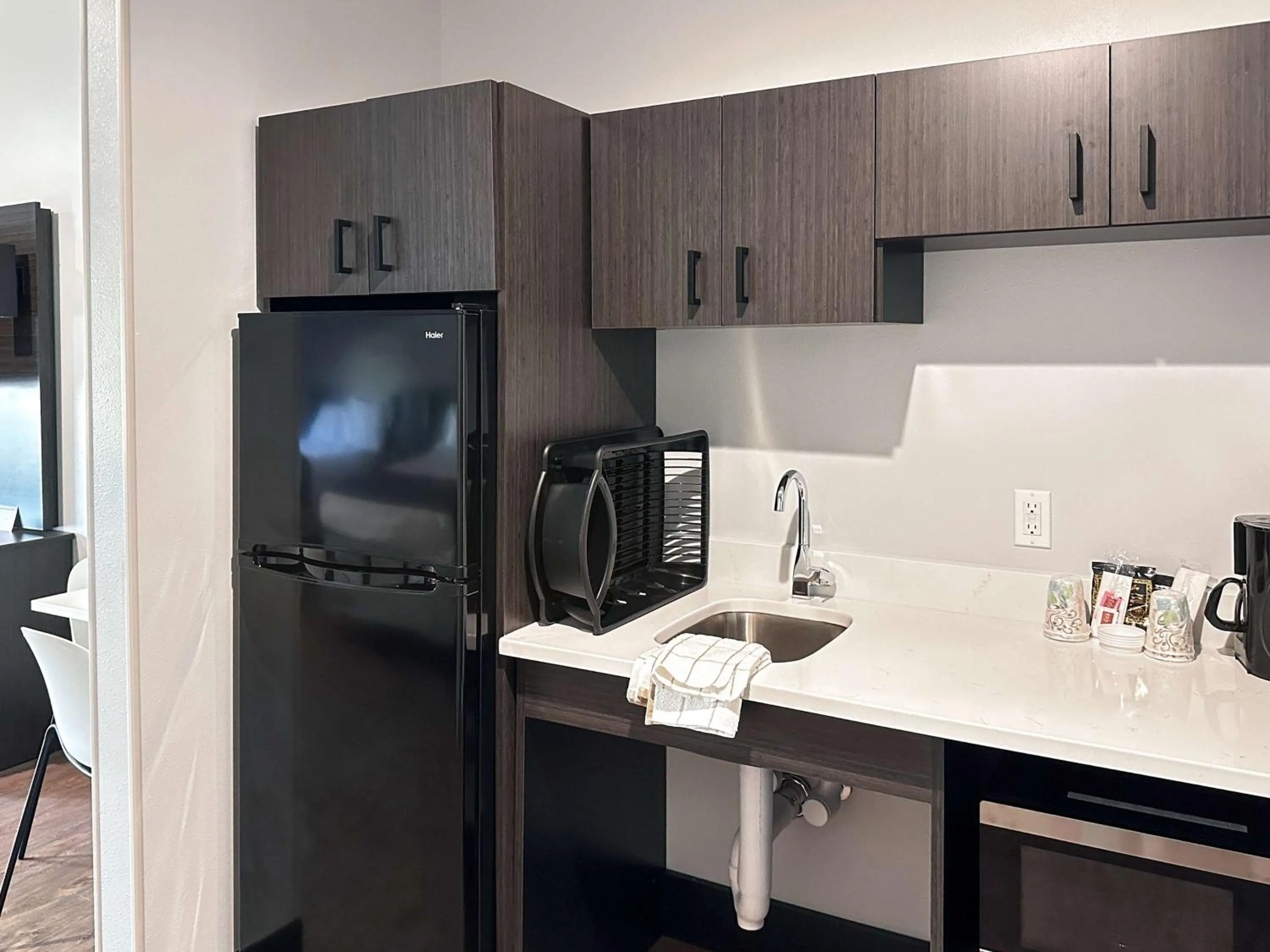 Kitchen or kitchenette in Studio 6 Richmond Airport