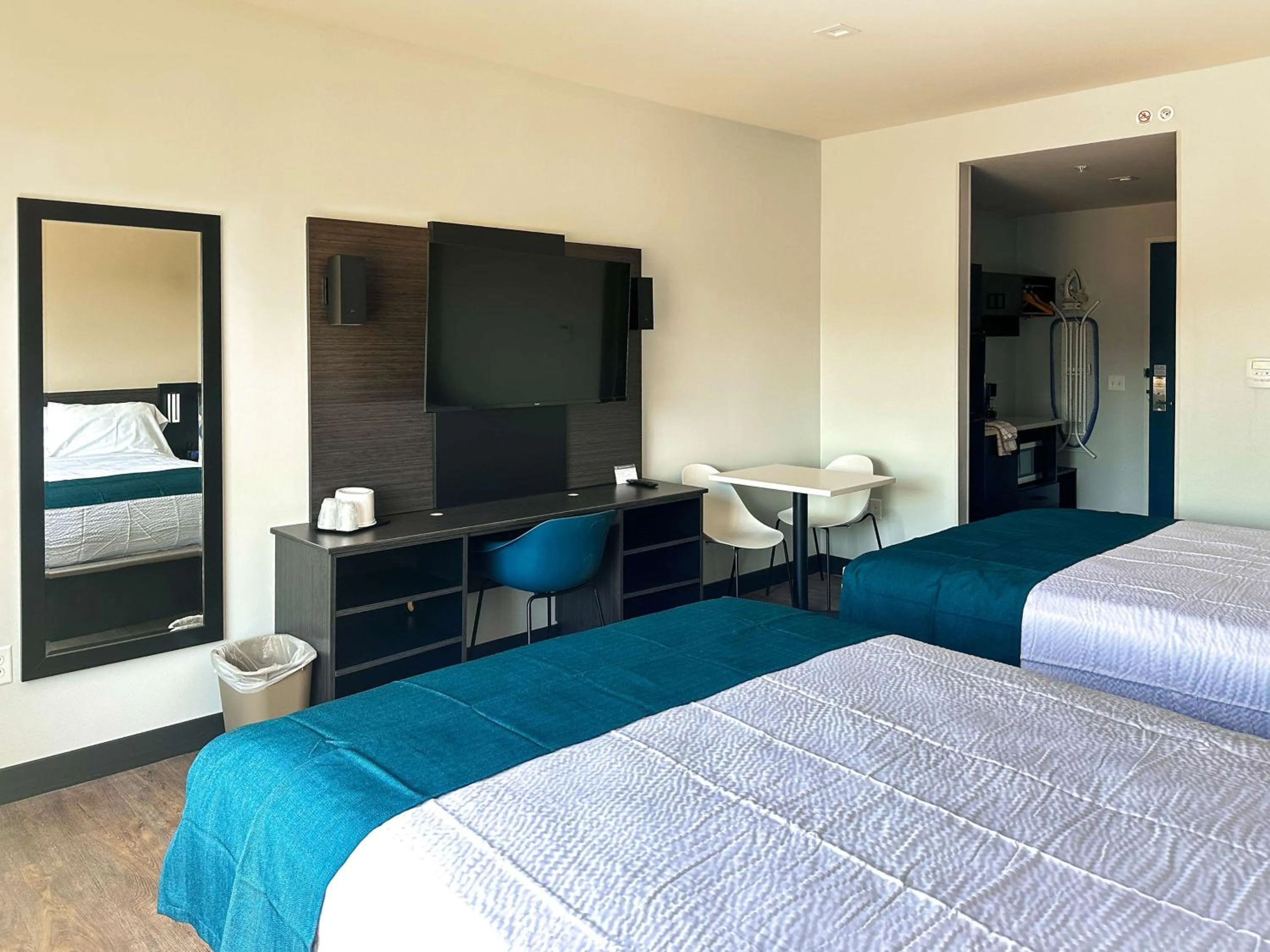 Bedroom, Bed in Studio 6 Richmond Airport