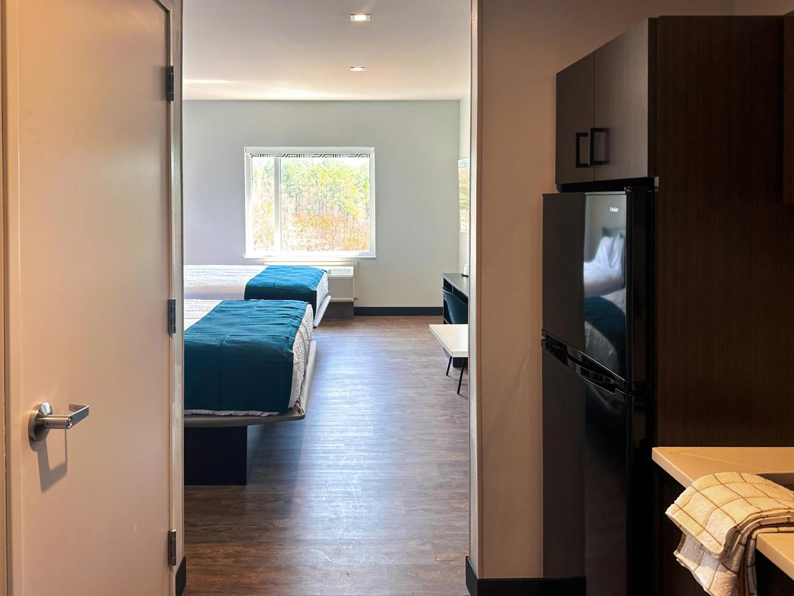 TV and multimedia, Bed in Studio 6 Richmond Airport