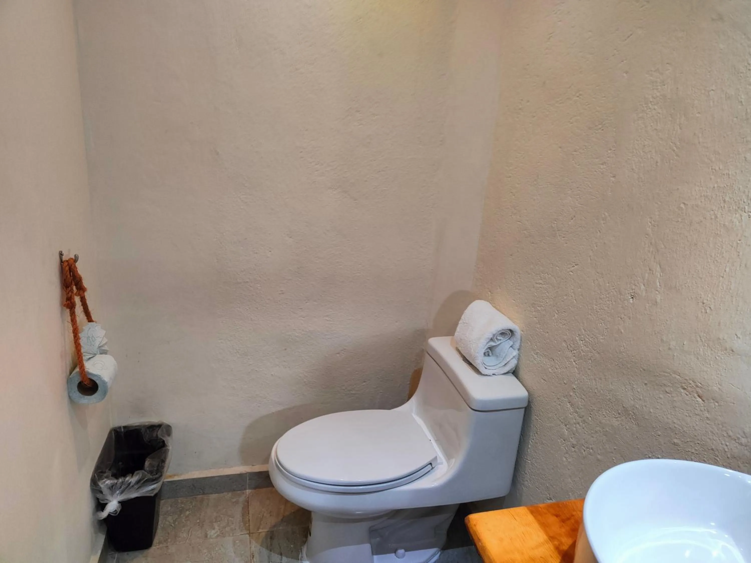 Toilet in Ashly Loma Larga