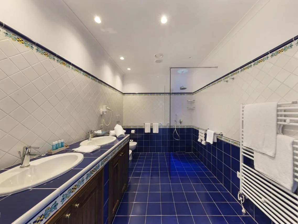 Shower in Hotel La Tonnarella