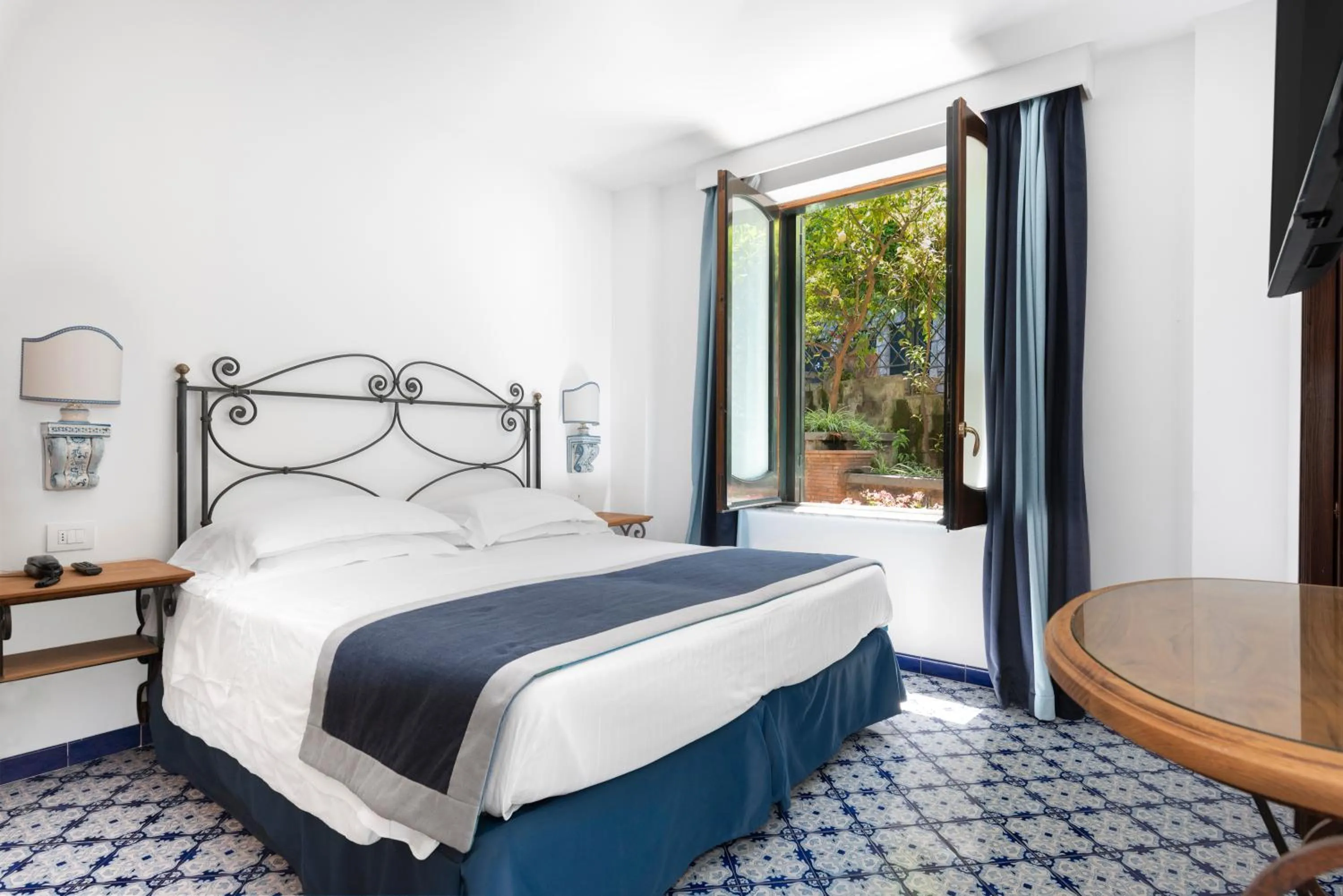 Bed in Hotel La Tonnarella