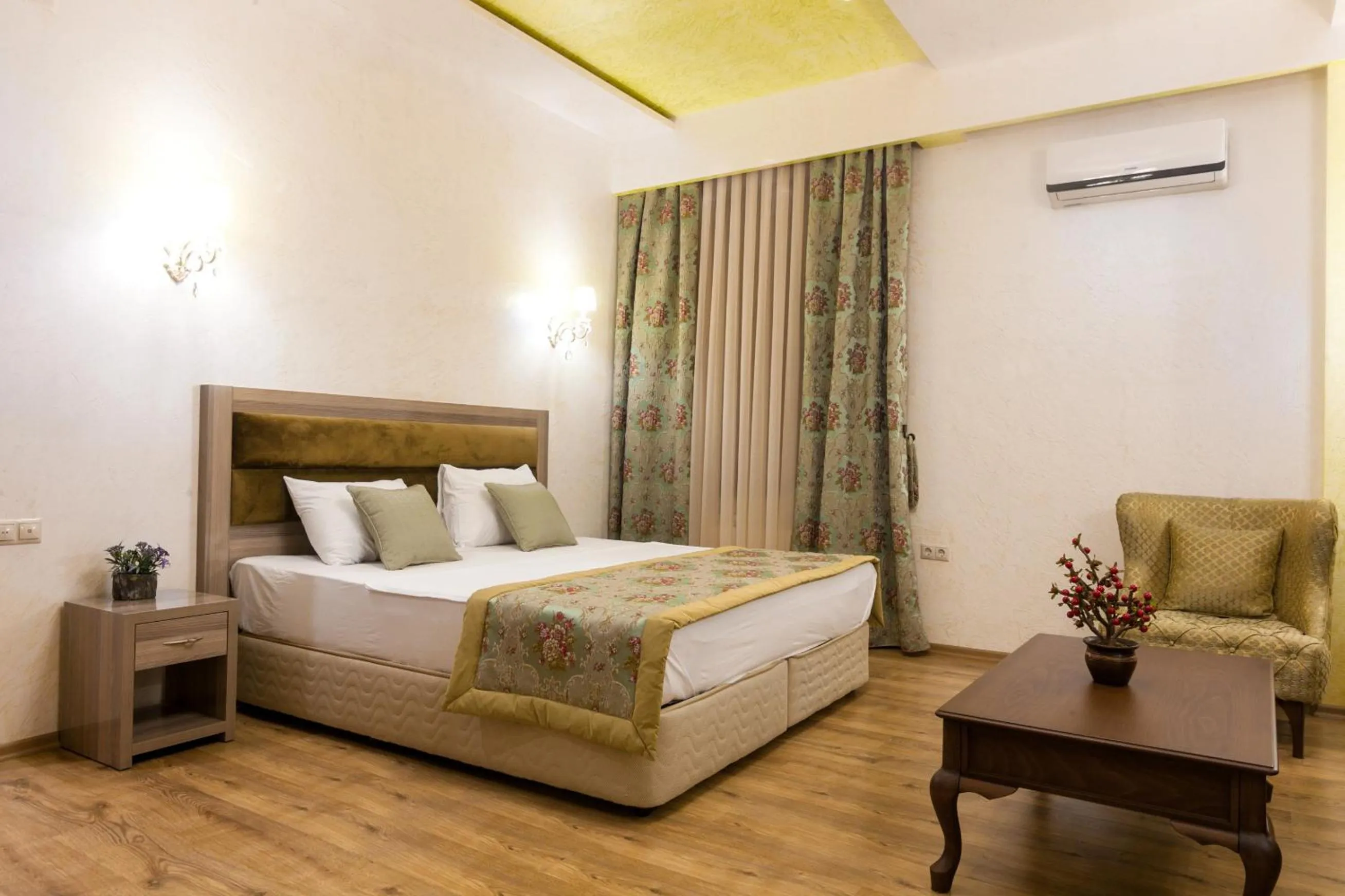 Bed in Iberia Palace Hotel